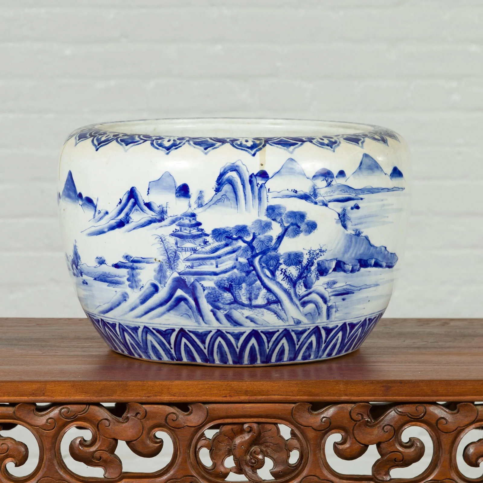 Mid 19th Century Japanese Meiji Period Blue and White Round Porcelain Planter - 4