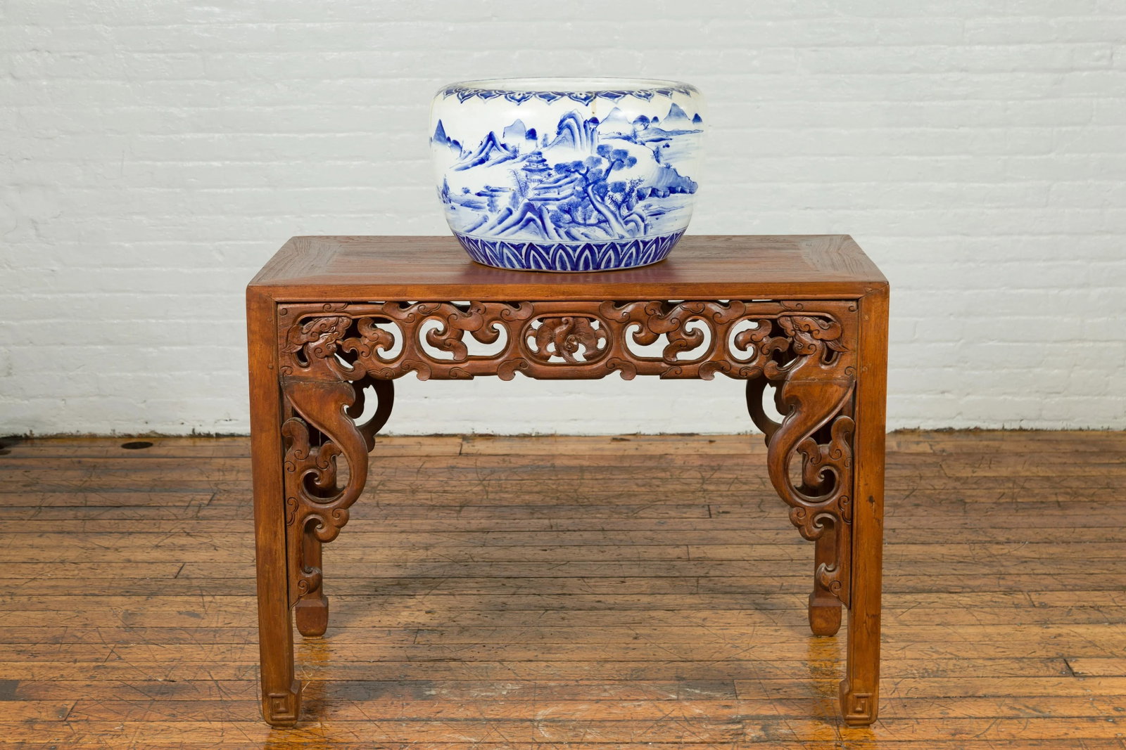 Mid 19th Century Japanese Meiji Period Blue and White Round Porcelain Planter - 5