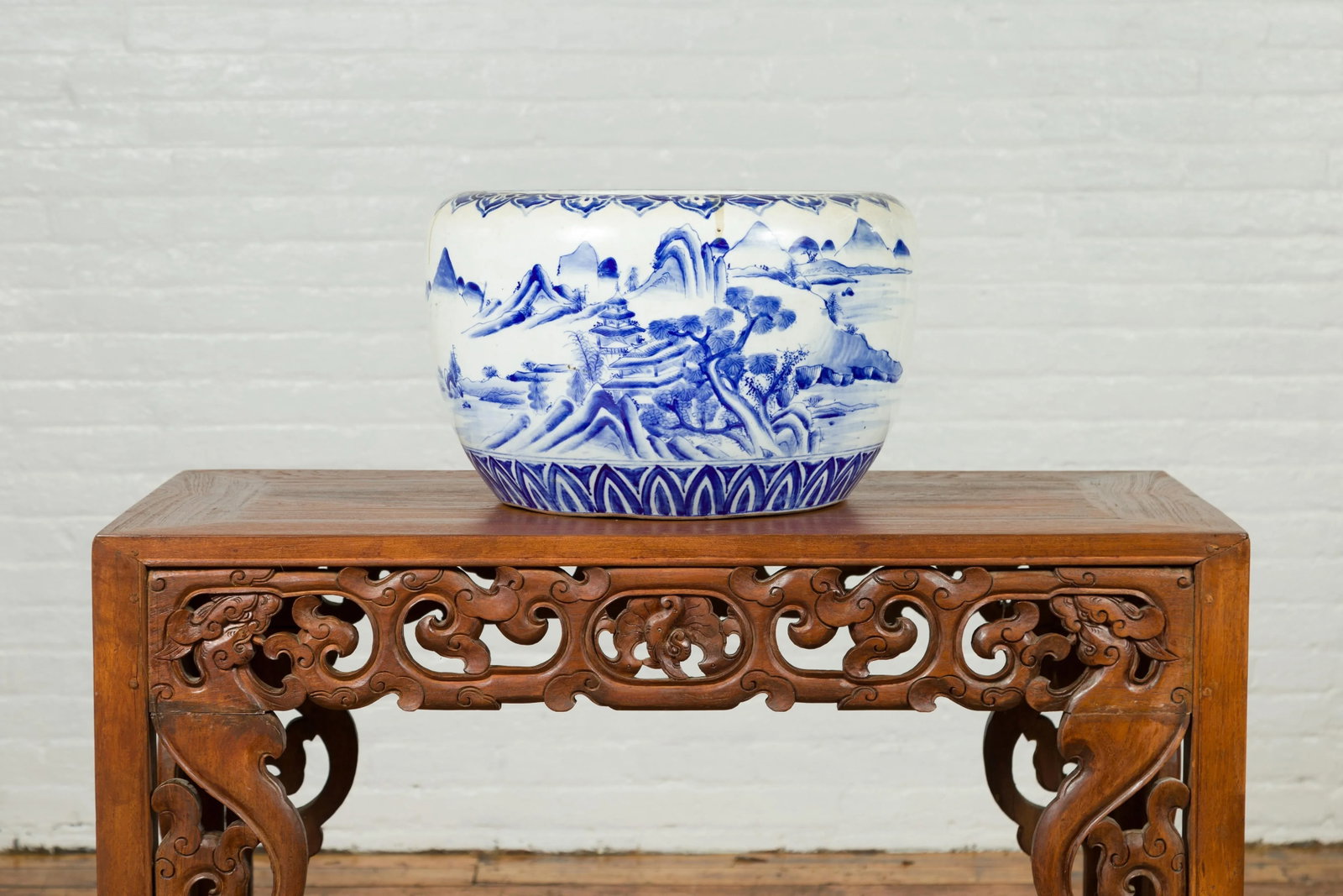 Mid 19th Century Japanese Meiji Period Blue and White Round Porcelain Planter - 6