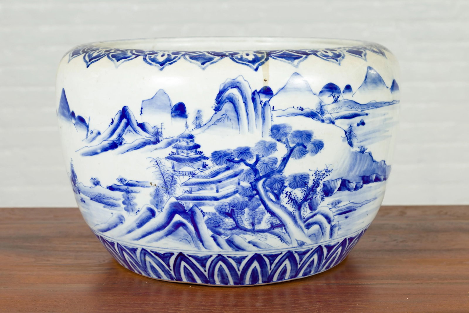 Mid 19th Century Japanese Meiji Period Blue and White Round Porcelain Planter - 7