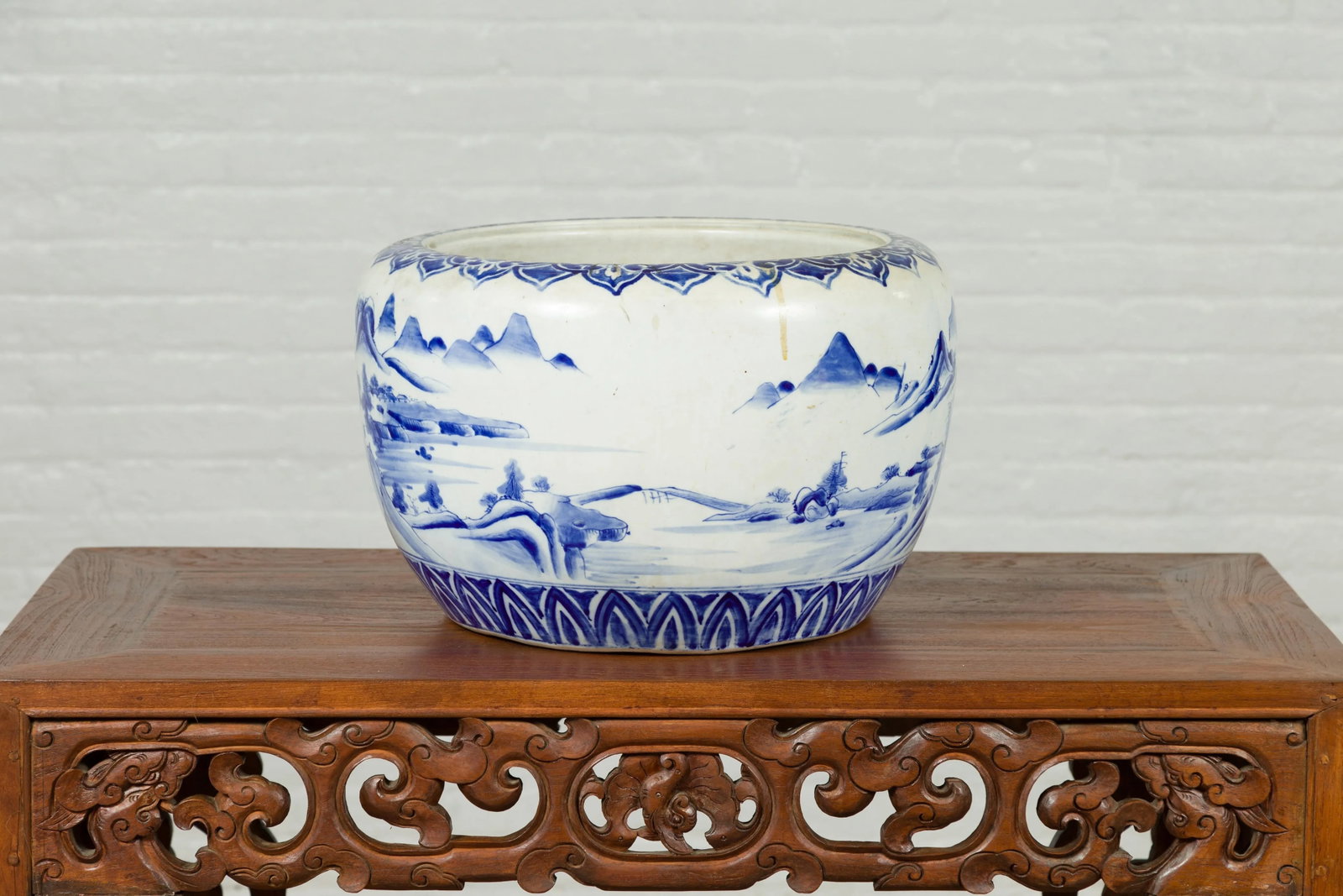 Mid 19th Century Japanese Meiji Period Blue and White Round Porcelain Planter - 9