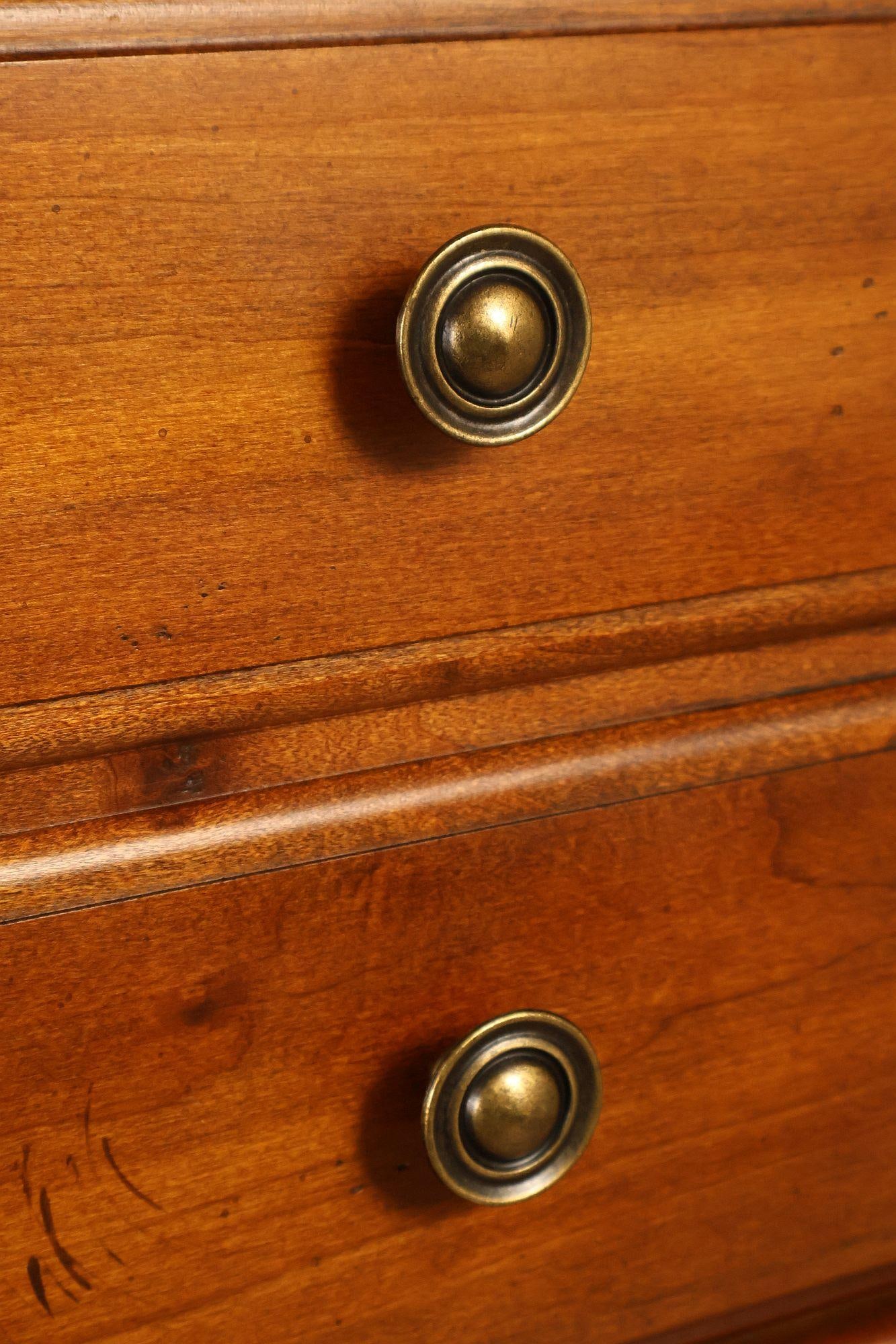 Broyhill Traditional 5 Drawer Tall Chest - 10