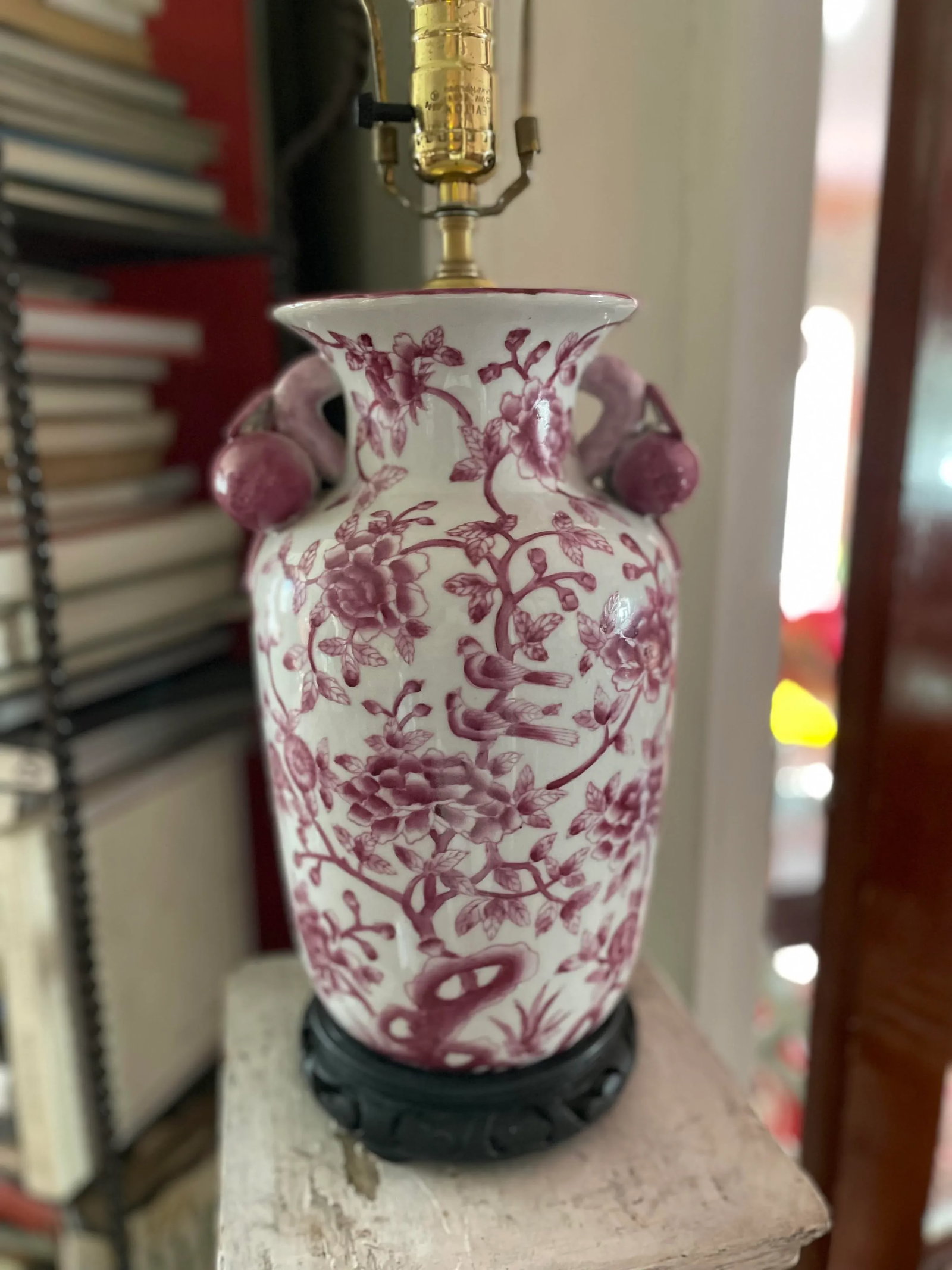Chinese Chinoiserie Porcelain Ceramic Lamp in Pink and Red - 2