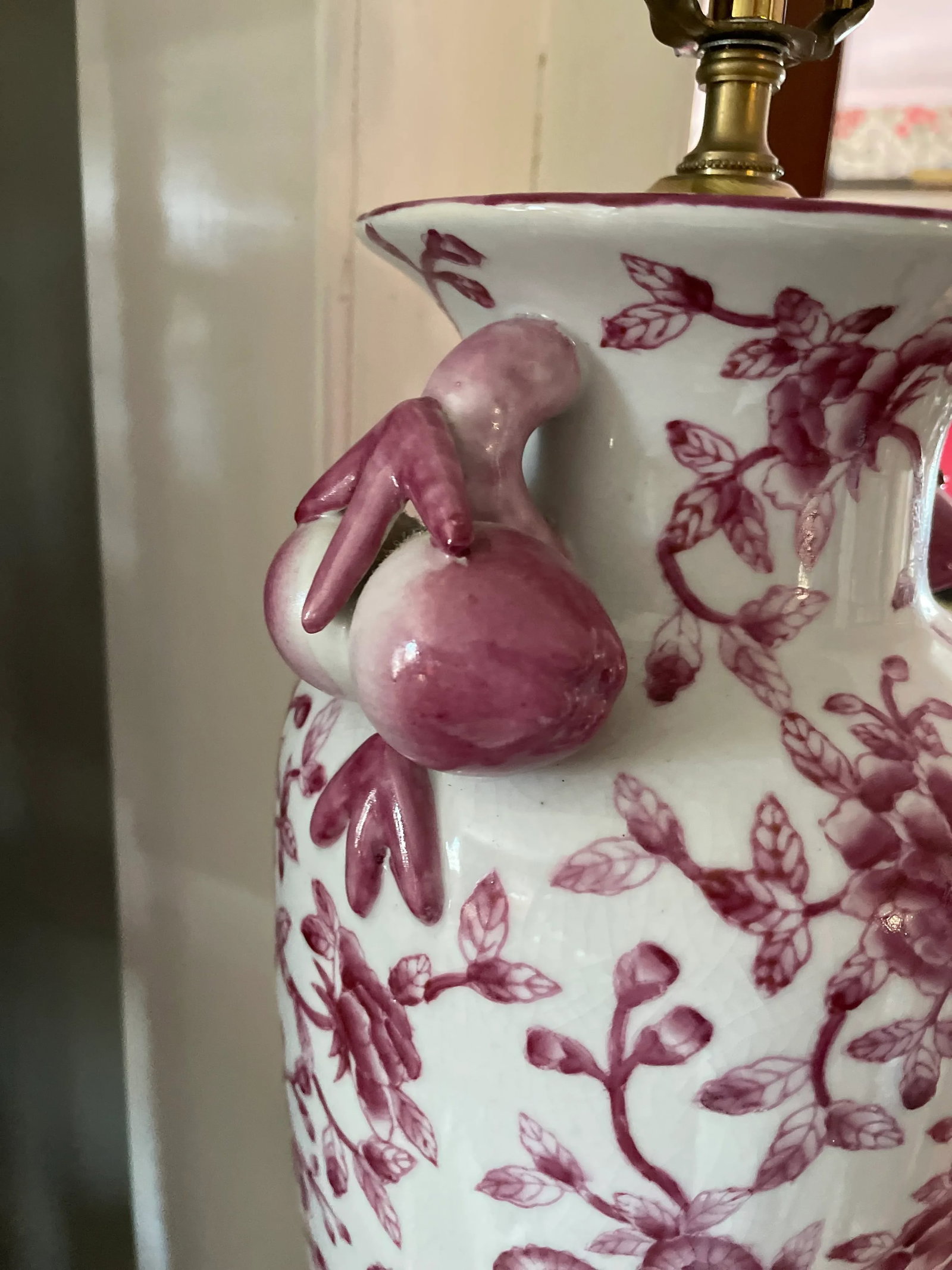 Chinese Chinoiserie Porcelain Ceramic Lamp in Pink and Red - 3