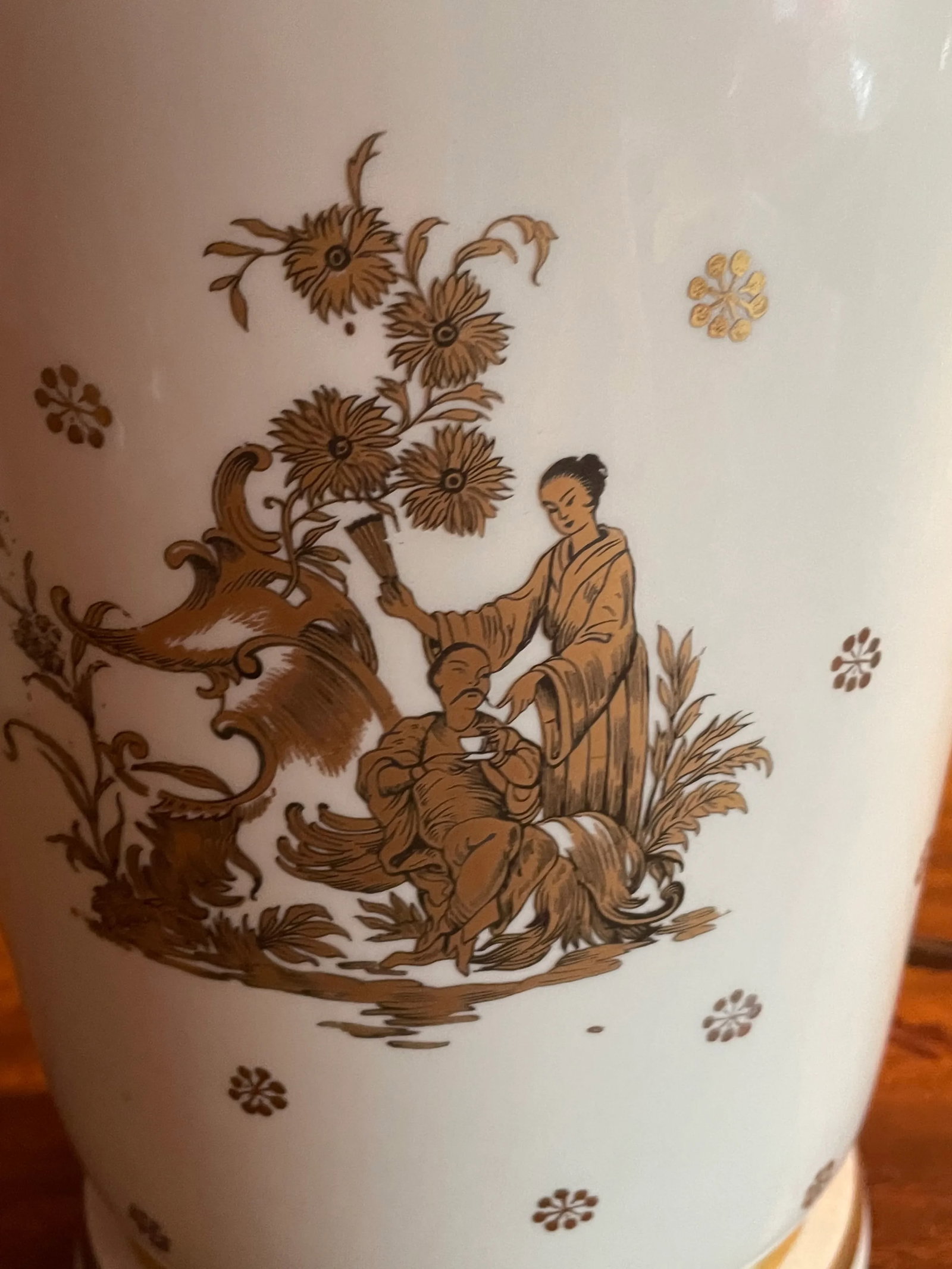 1940s Chinoiserie Ceramic Demilune Vase Lamp in Gold and White - 2