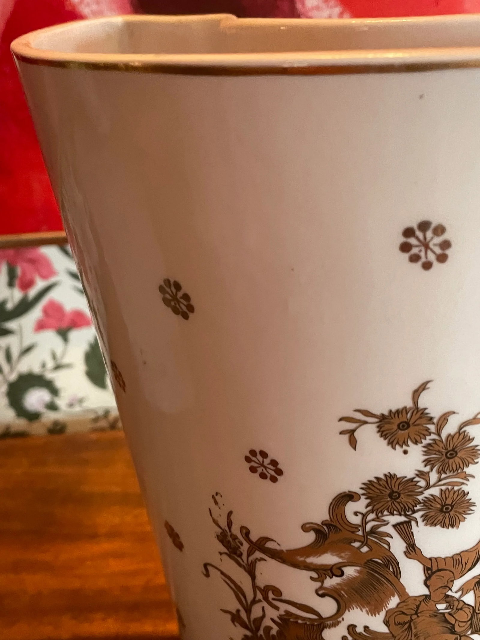 1940s Chinoiserie Ceramic Demilune Vase Lamp in Gold and White - 3