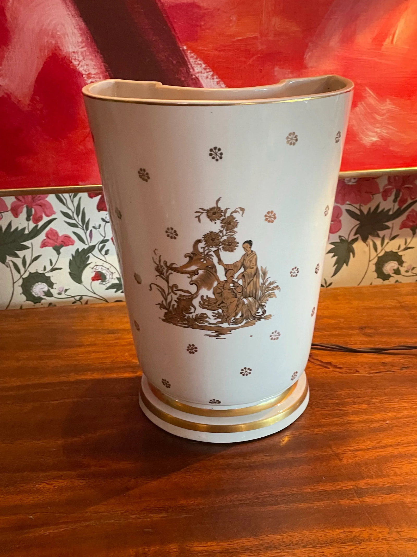 1940s Chinoiserie Ceramic Demilune Vase Lamp in Gold and White - 7