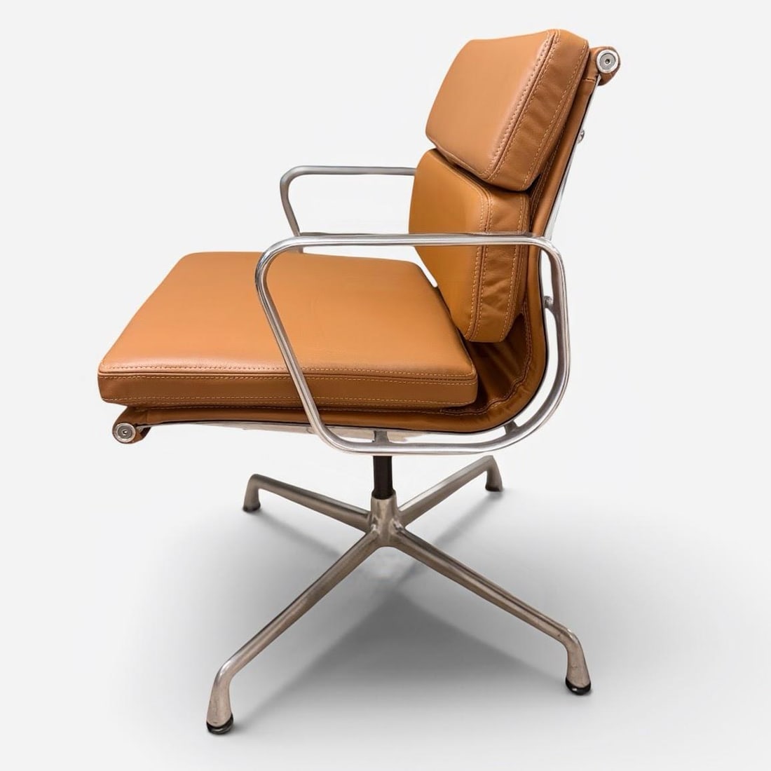 Late 20th Century Eames Aluminum Group Side Chair With Arms by Herman Miller - Brown Leather - 4