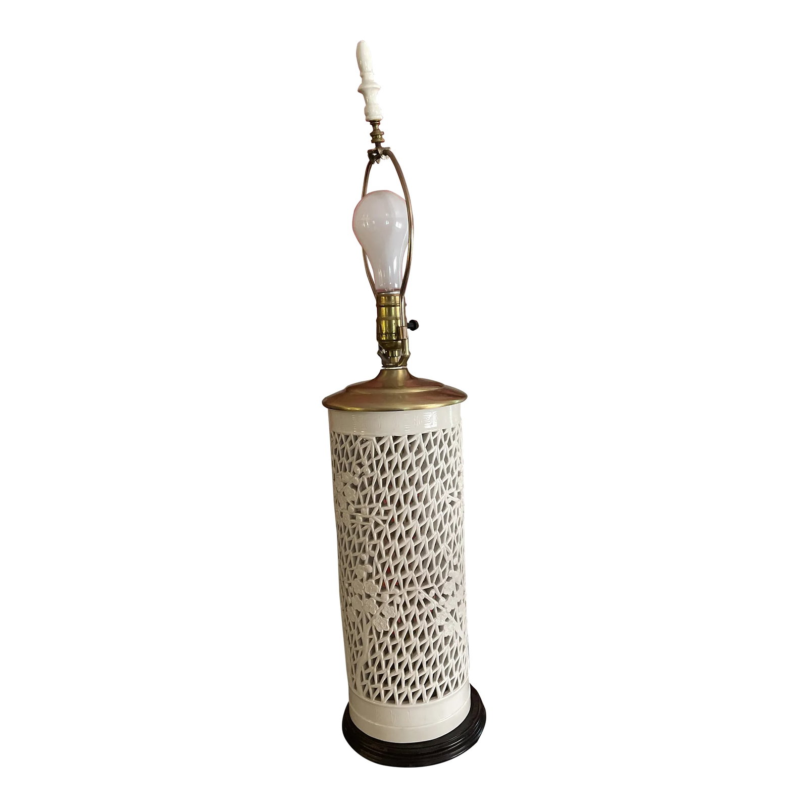 Chinese Blanc De Chine White Reticulated Porcelain Ceramic Lamp: A very ornate blanc de chine white porcelain Chinese lamp with a wooden base Condition: Alterations: Original Condition Unaltered Imperfections: Some Imperfections Condition Notes: In excellent shape