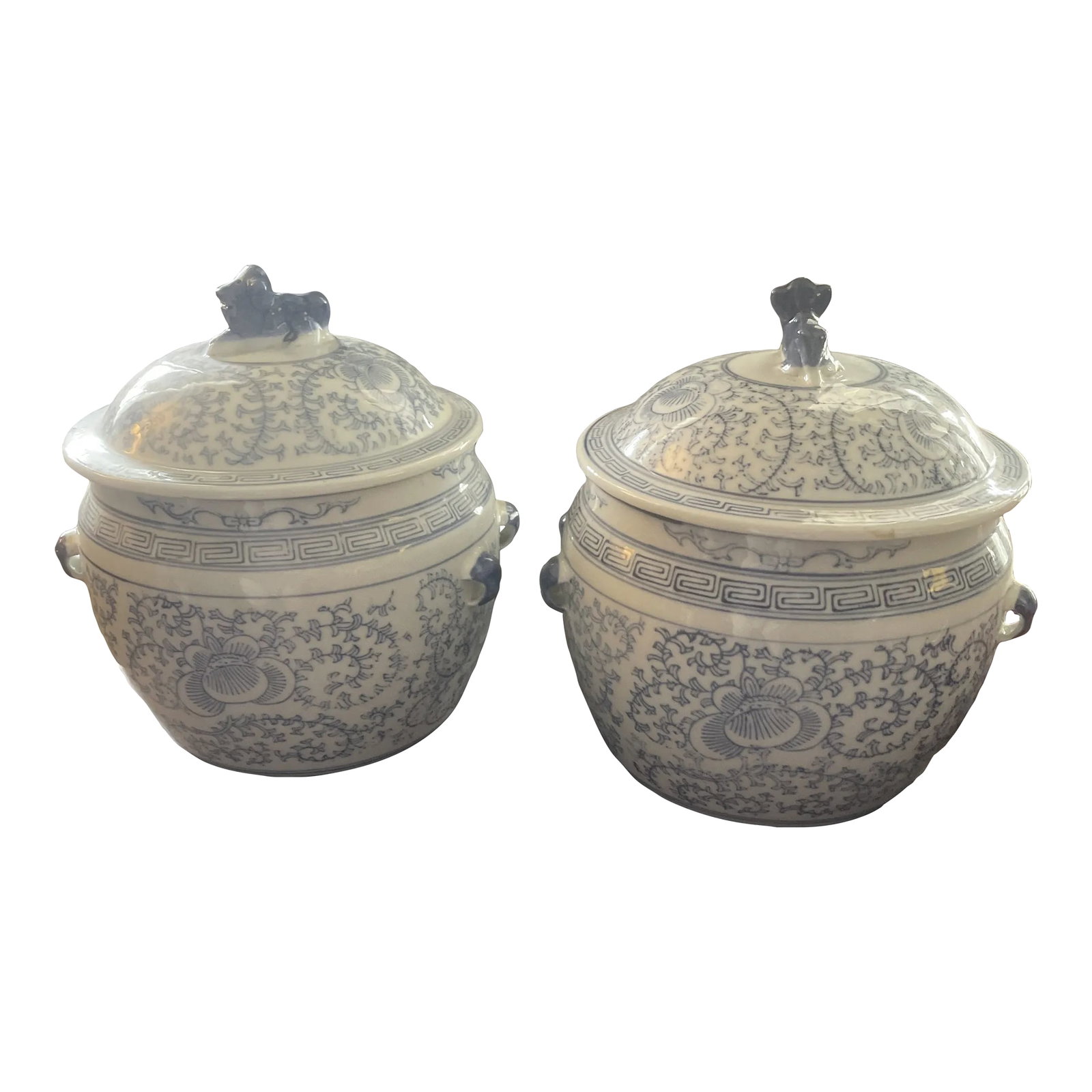 Pair of Vintage Chinese Porcelain Covered Pots With Foo Dog Finials Blue and White: A nice quality pair of Chinese blue and white porcelain ceramic covered pots or bowls. Floral and geometric design with foo dog finials. Perfect for chic storage. Decoration or as I have done in the p
