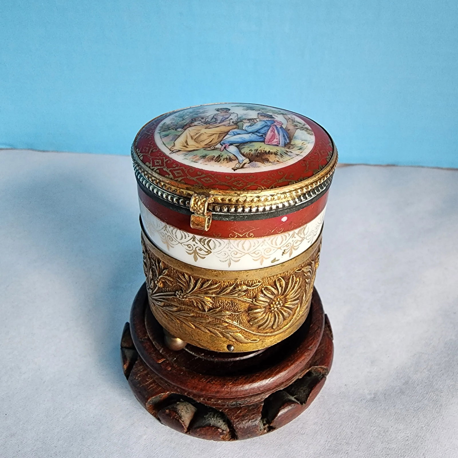 Early 20th Century French Music Box With Fragonard Scene on Lid and Brass Repousse Band - 2