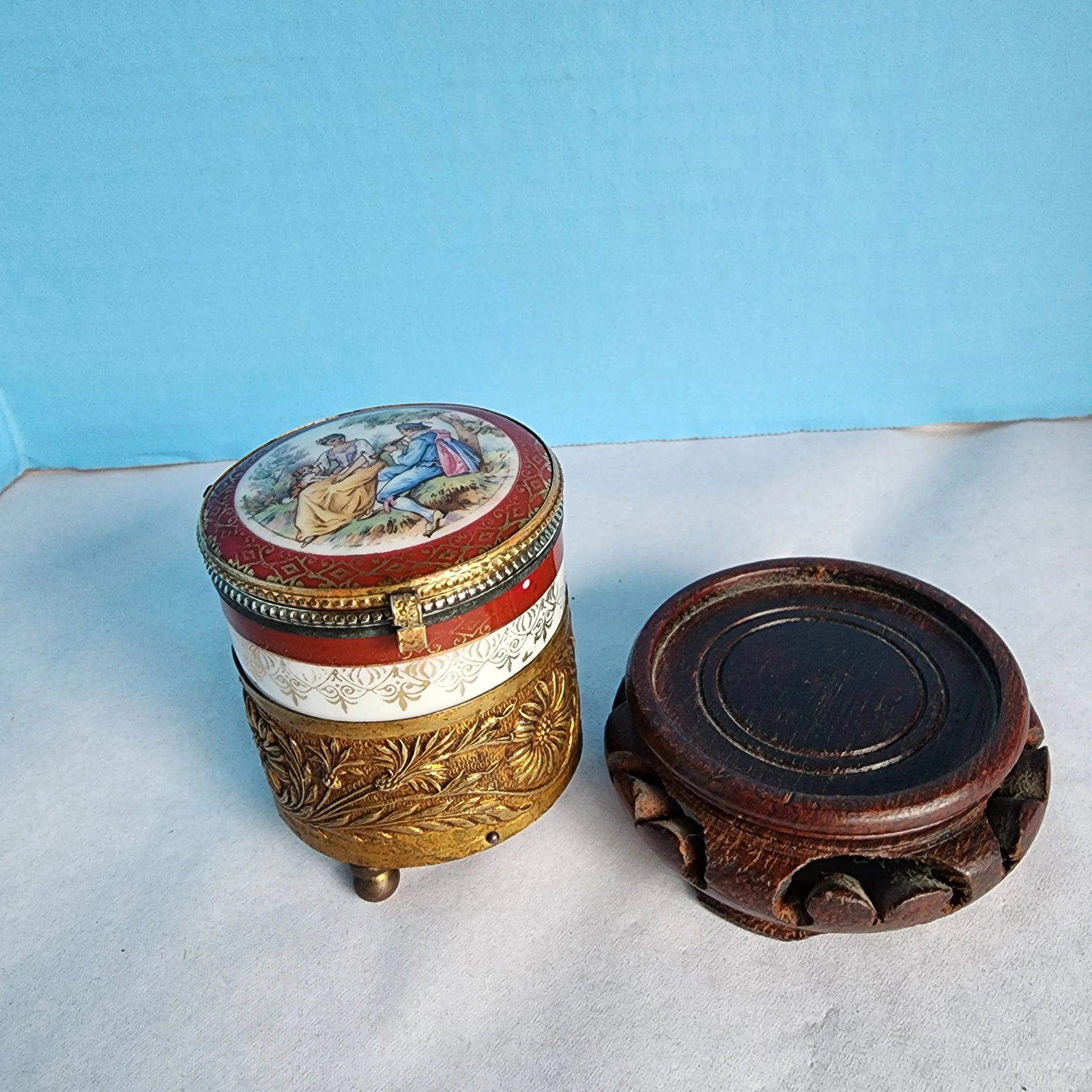 Early 20th Century French Music Box With Fragonard Scene on Lid and Brass Repousse Band - 3