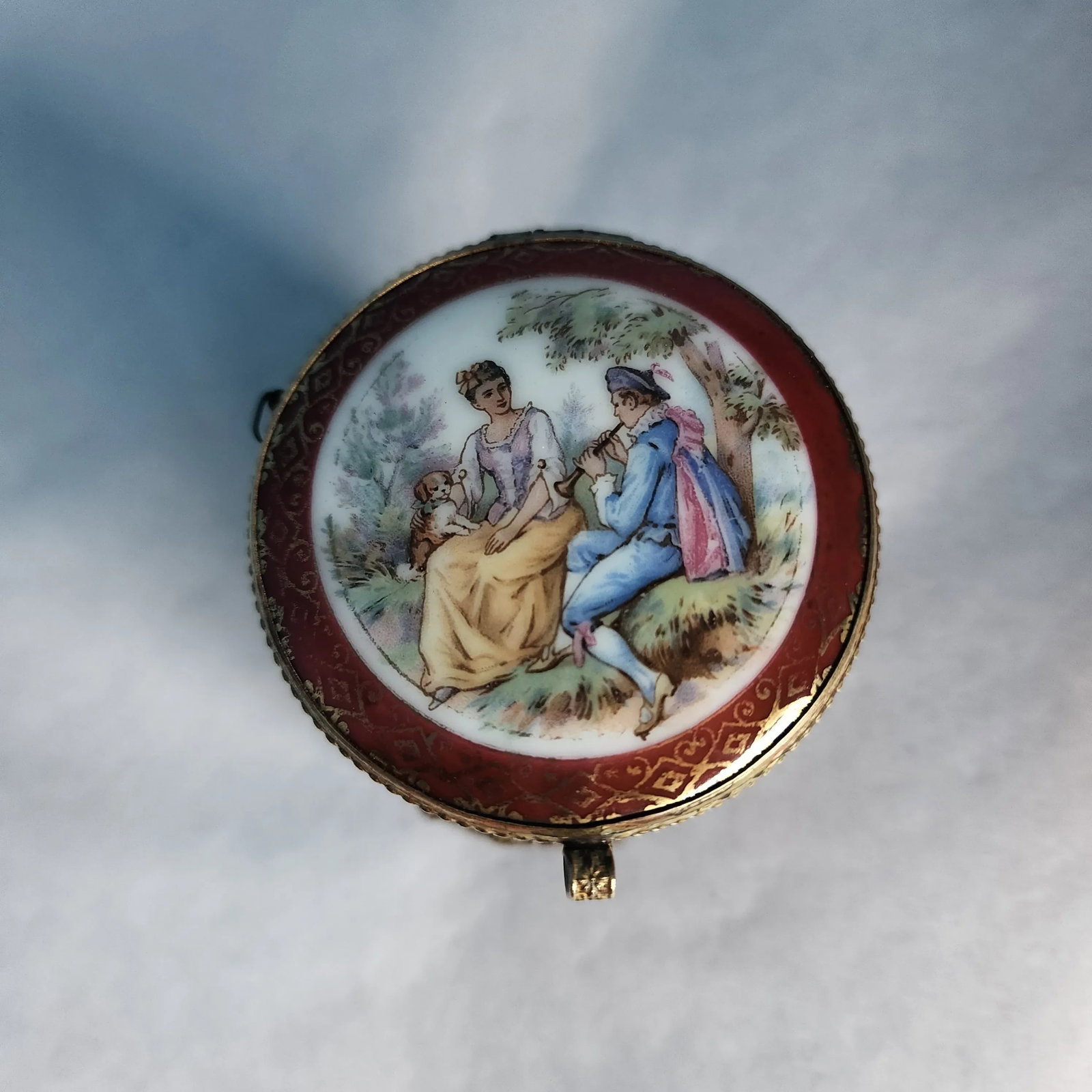 Early 20th Century French Music Box With Fragonard Scene on Lid and Brass Repousse Band - 4