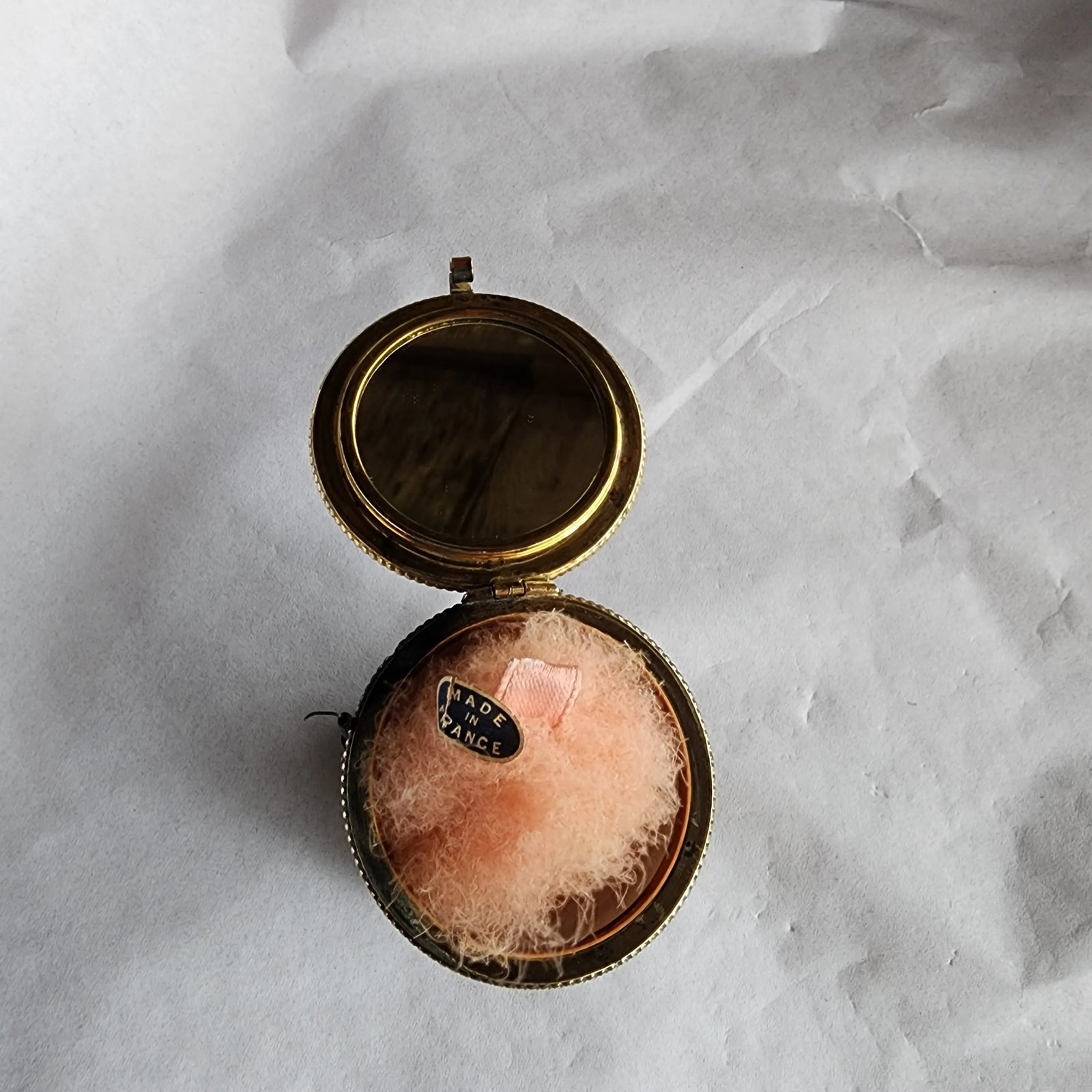 Early 20th Century French Music Box With Fragonard Scene on Lid and Brass Repousse Band - 5