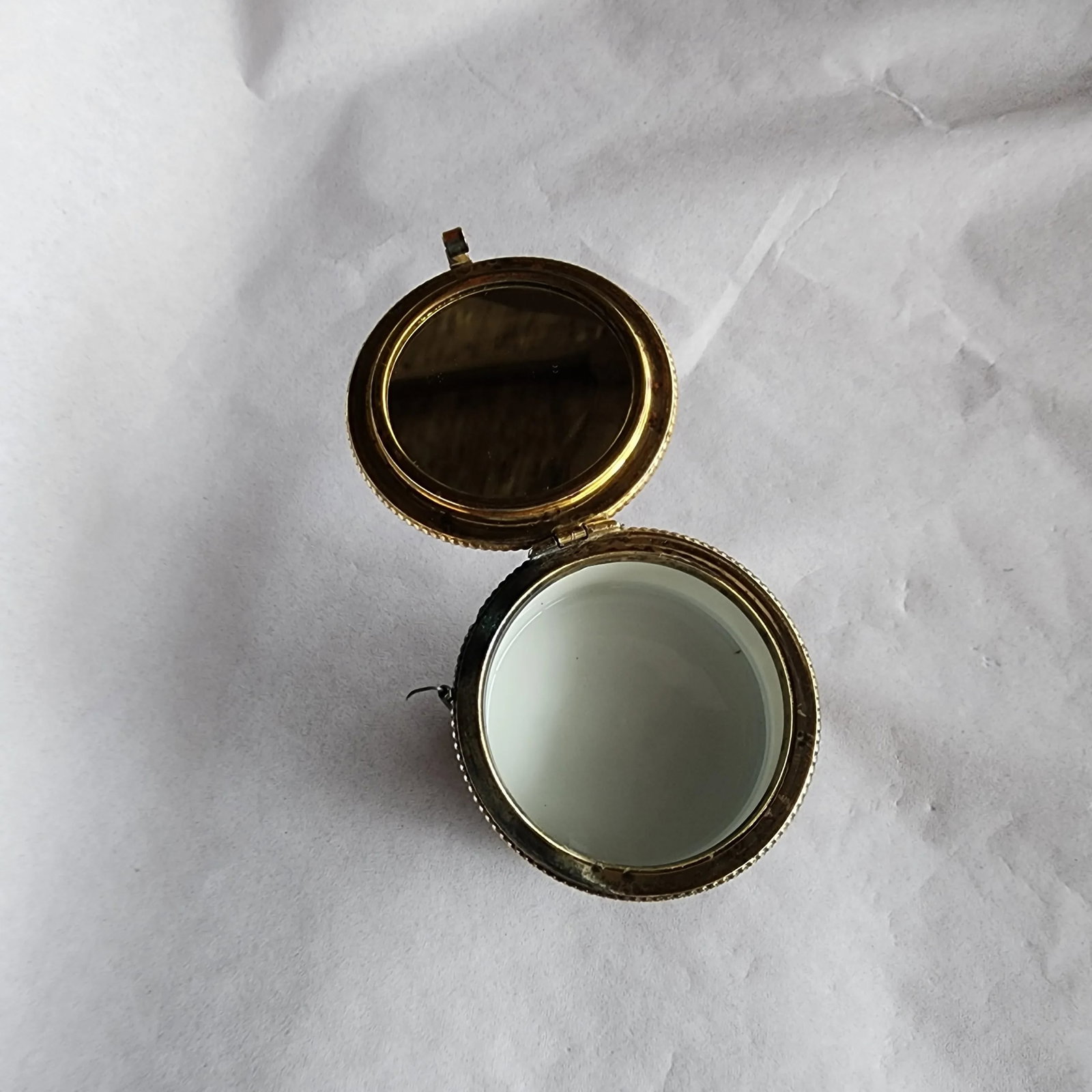 Early 20th Century French Music Box With Fragonard Scene on Lid and Brass Repousse Band - 6