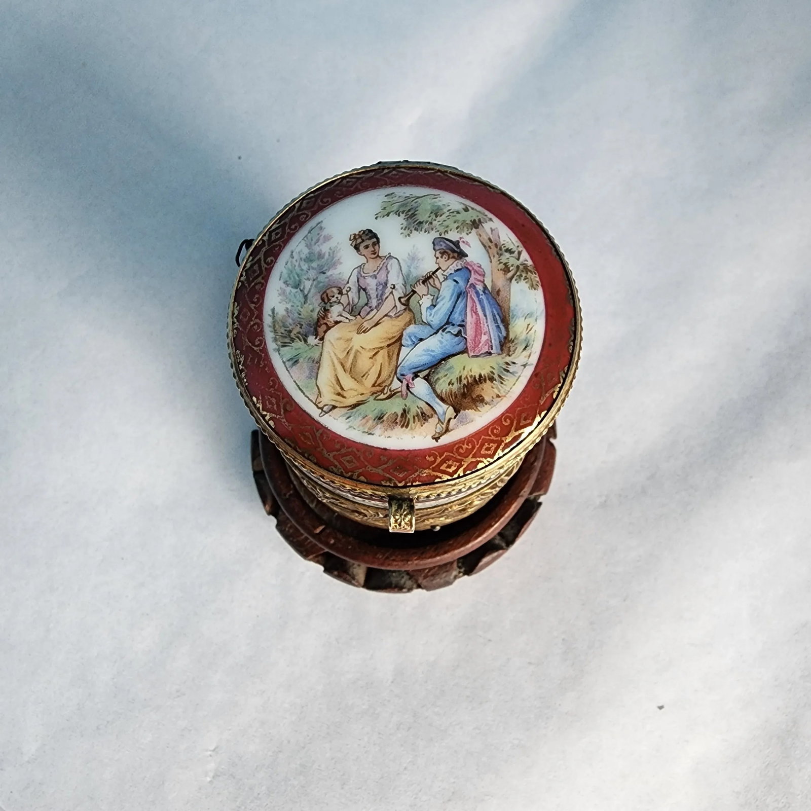 Early 20th Century French Music Box With Fragonard Scene on Lid and Brass Repousse Band - 7