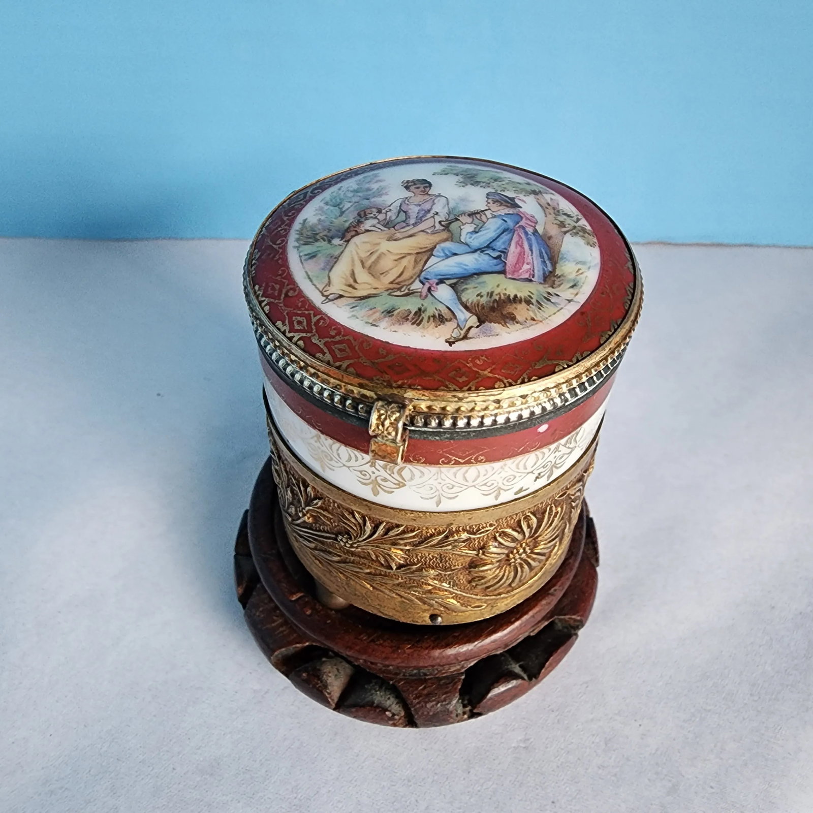 Early 20th Century French Music Box With Fragonard Scene on Lid and Brass Repousse Band - 9