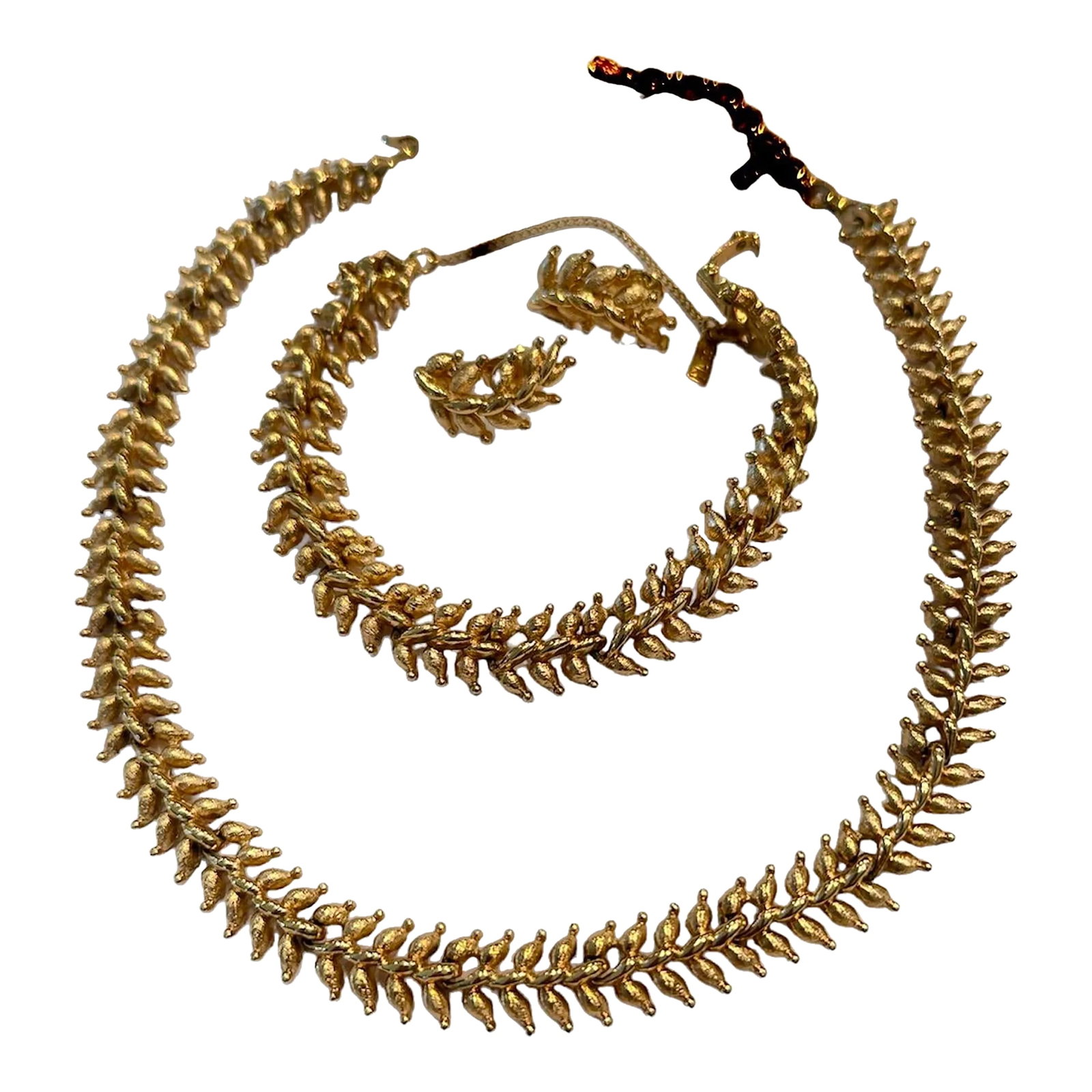 Vintage Monet Gold Tone Necklace Bracelet Earrings Set of 4: Vintage Monet Complete Set- fashion designer costume jewelry collection. Gold tone interlocking and repeating a braided pattern with outward leaflets-drops on each point. Excellent condition