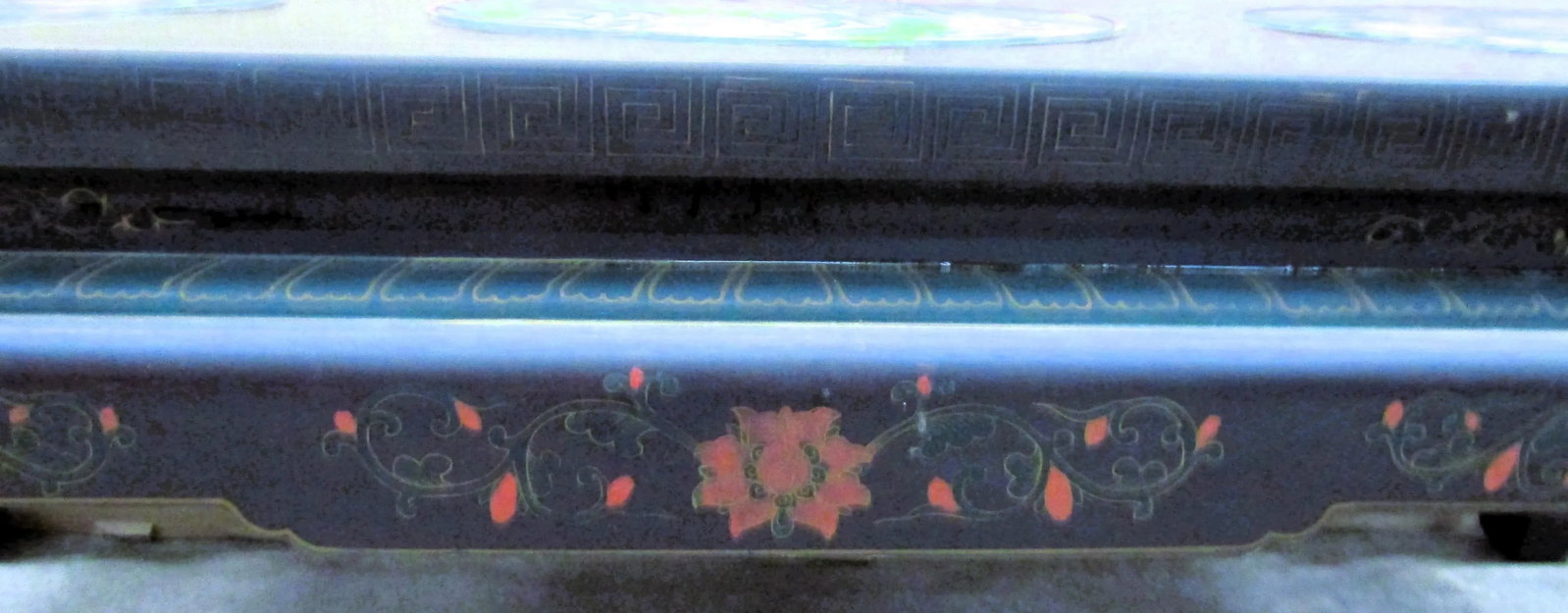 1940s Chinese Black Lacquer Coffee Table With Cloisonne Medallions and Glass Top - 10
