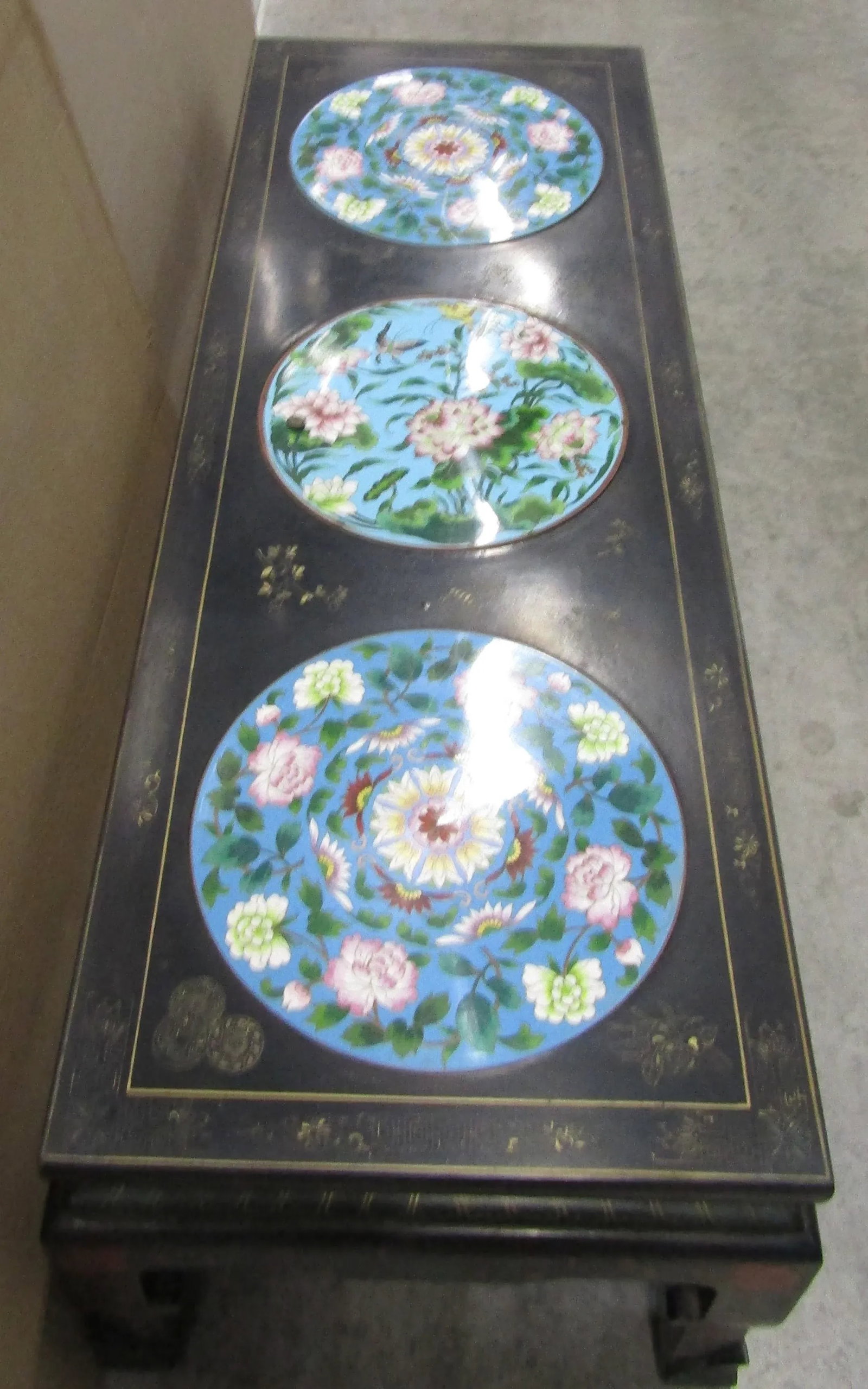 1940s Chinese Black Lacquer Coffee Table With Cloisonne Medallions and Glass Top - 11
