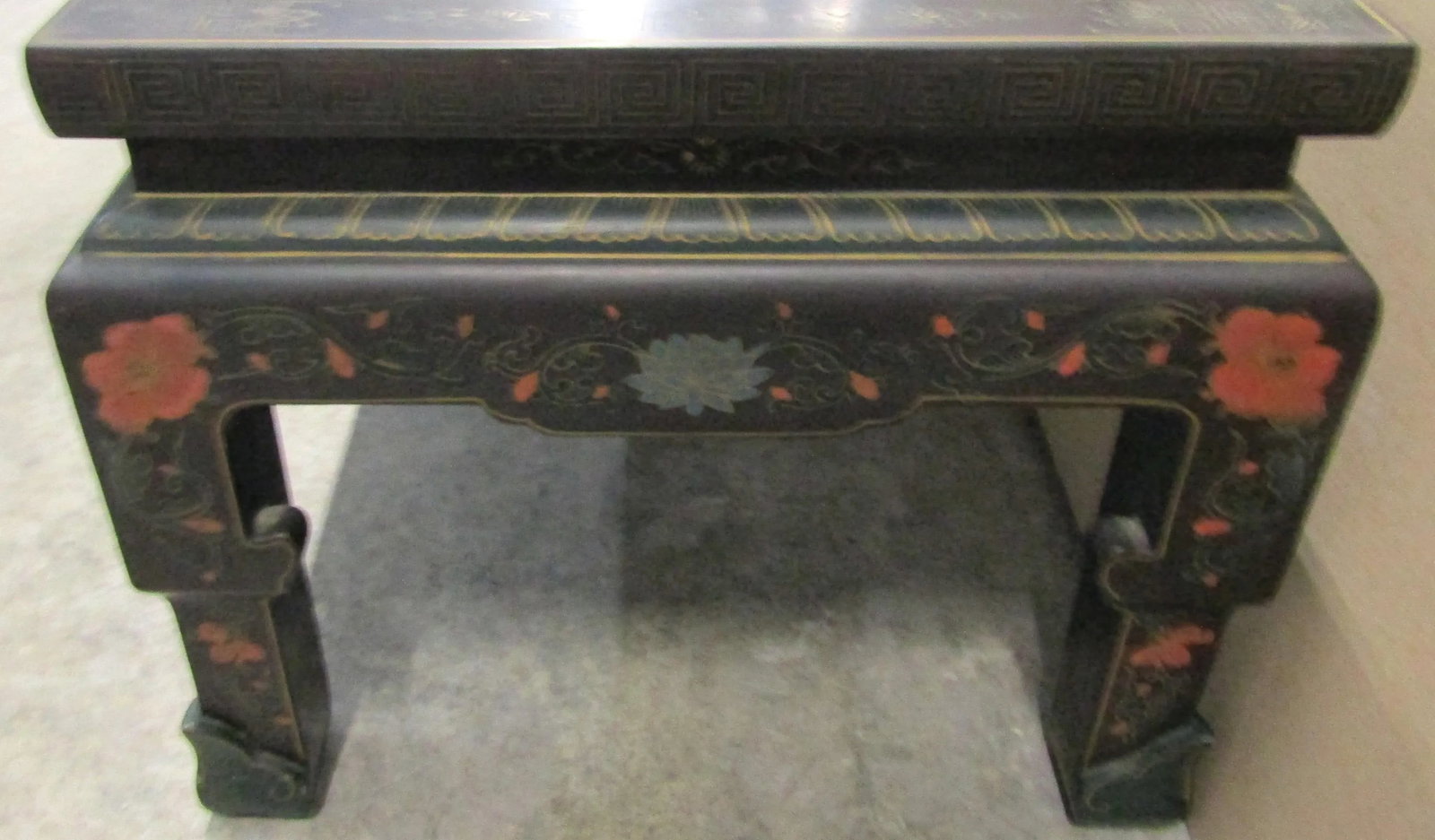 1940s Chinese Black Lacquer Coffee Table With Cloisonne Medallions and Glass Top - 12