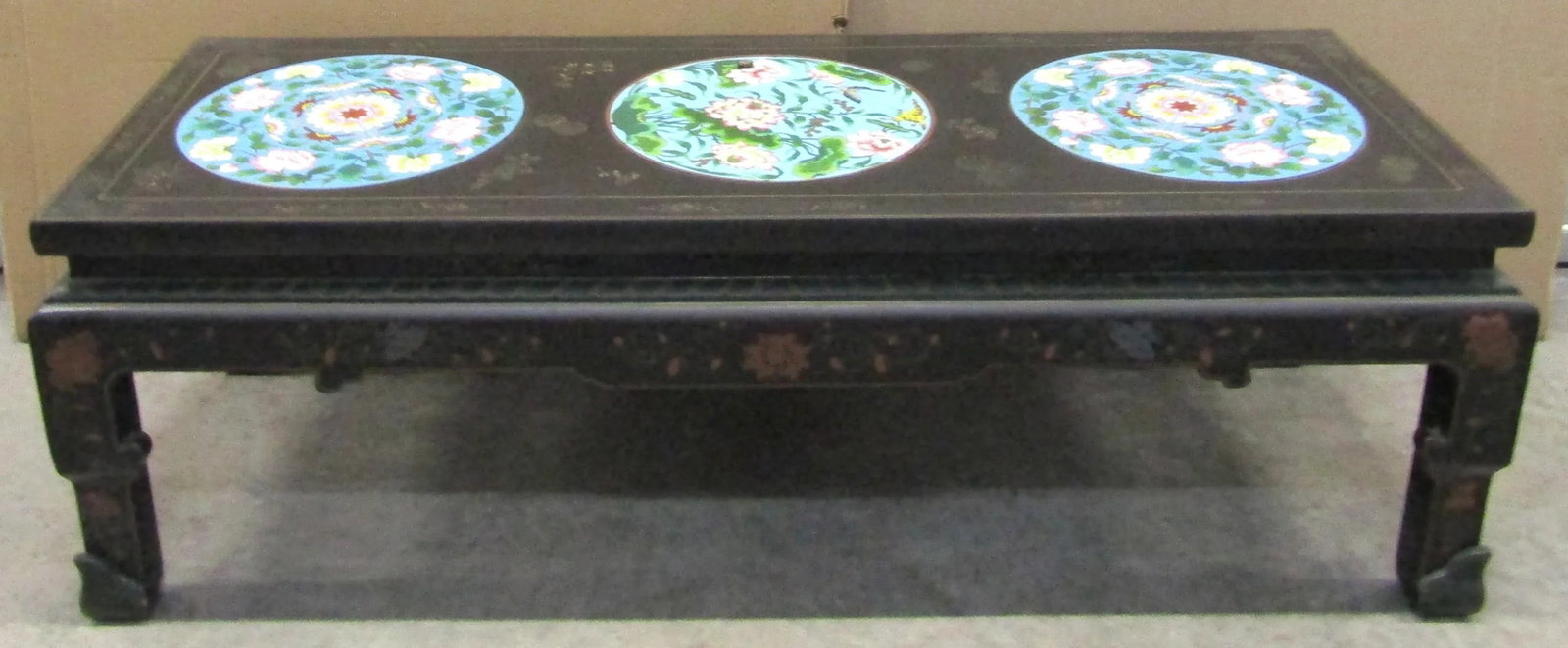 1940s Chinese Black Lacquer Coffee Table With Cloisonne Medallions and Glass Top - 2