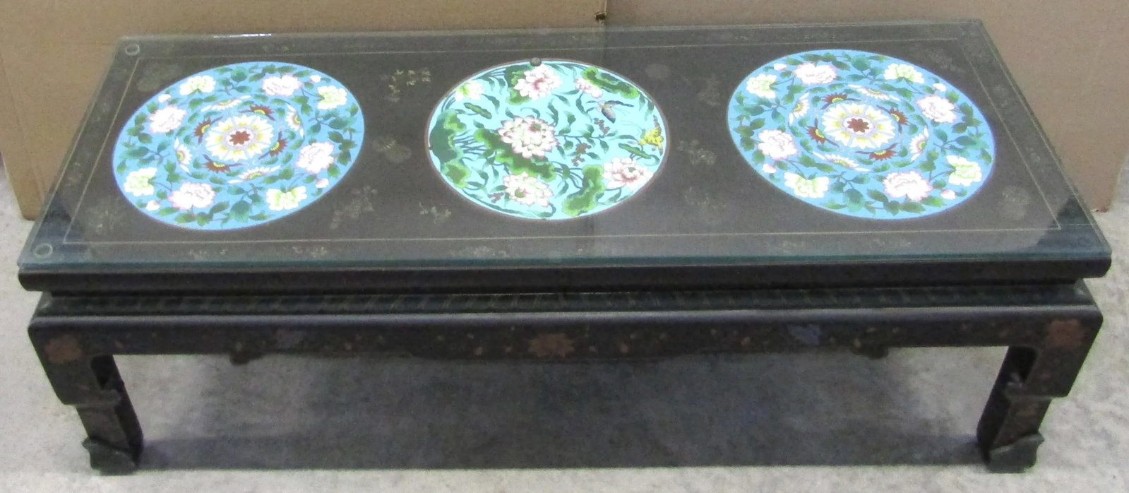 1940s Chinese Black Lacquer Coffee Table With Cloisonne Medallions and Glass Top - 3