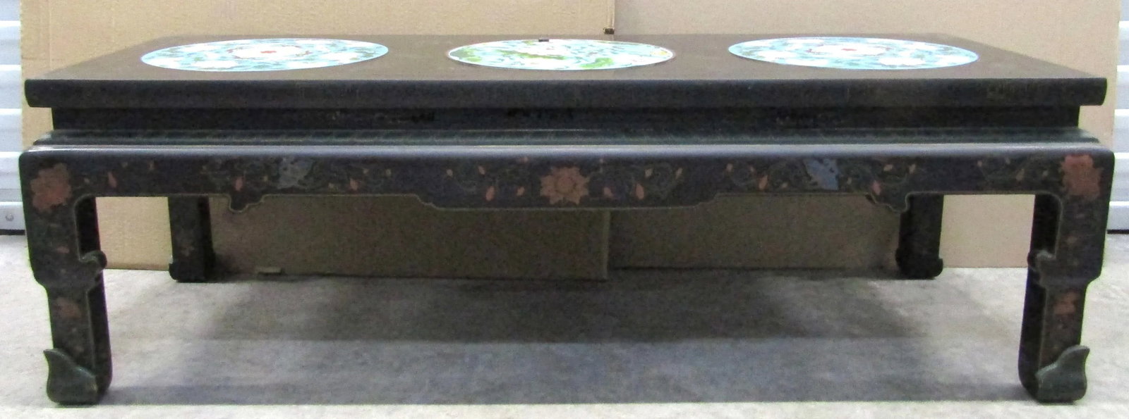 1940s Chinese Black Lacquer Coffee Table With Cloisonne Medallions and Glass Top - 4