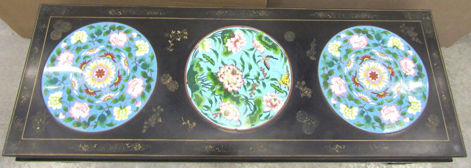 1940s Chinese Black Lacquer Coffee Table With Cloisonne Medallions and Glass Top - 6