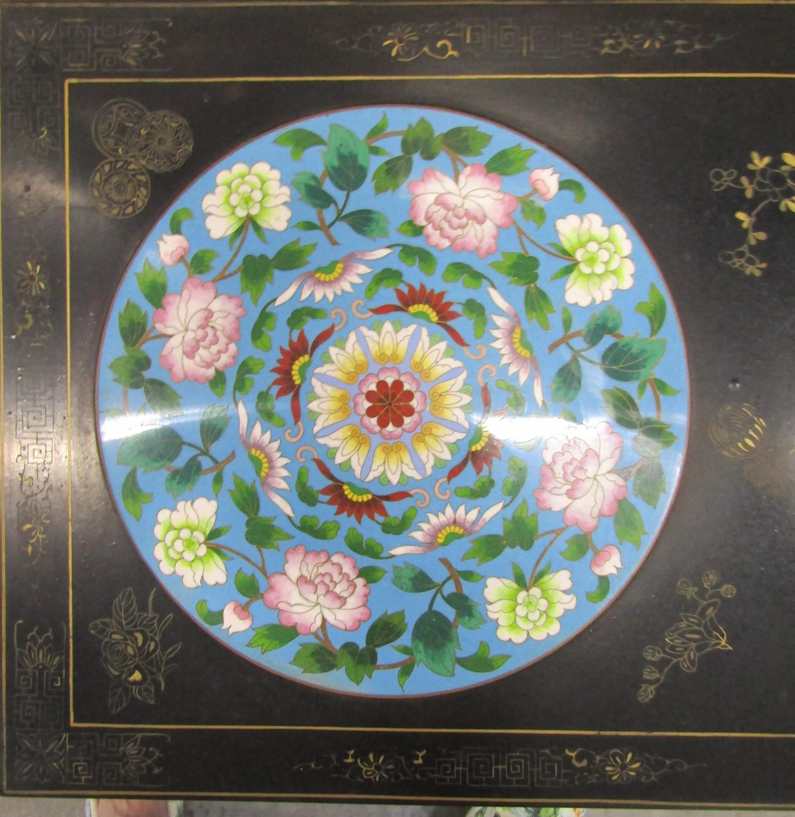 1940s Chinese Black Lacquer Coffee Table With Cloisonne Medallions and Glass Top - 7