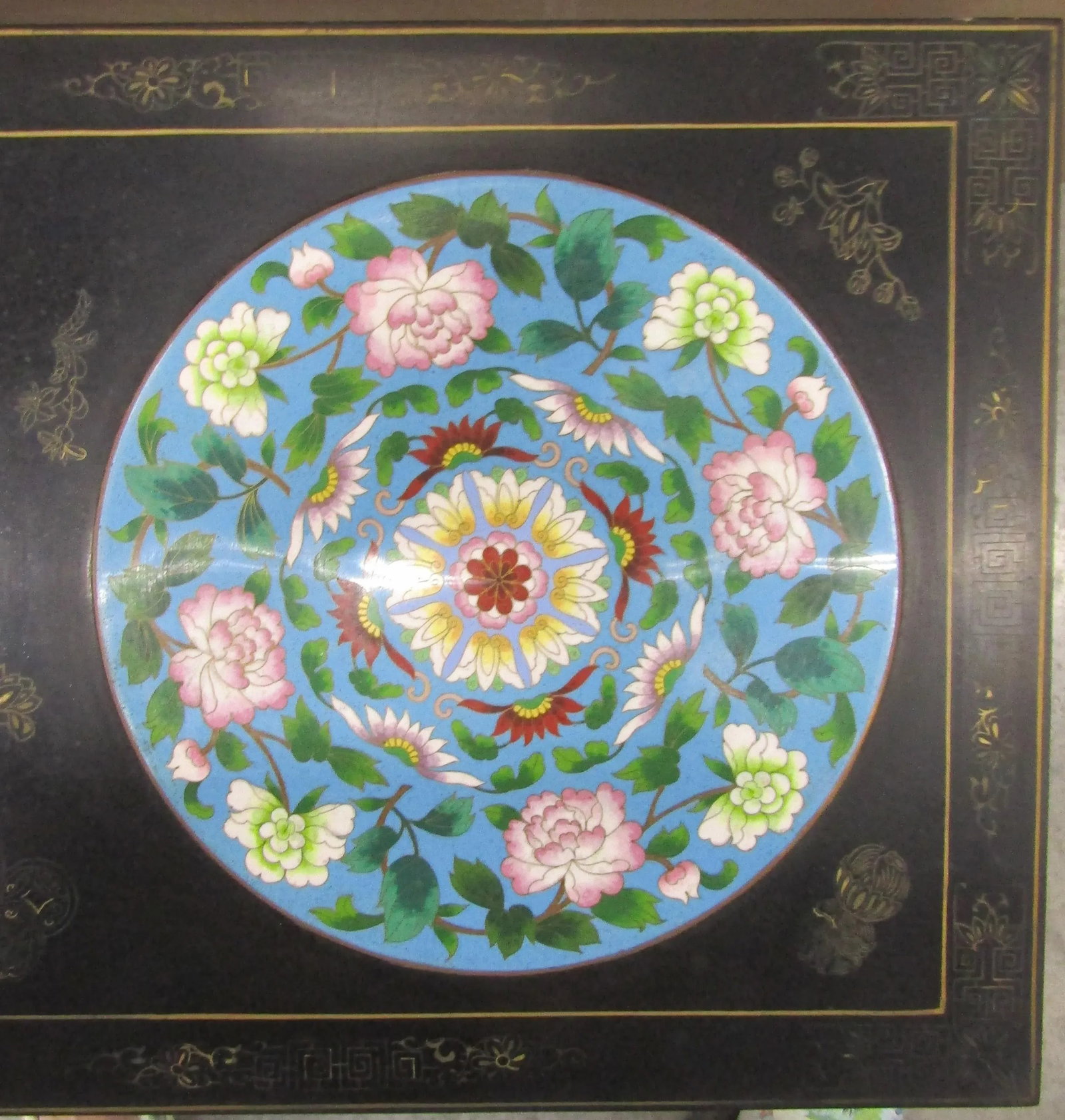 1940s Chinese Black Lacquer Coffee Table With Cloisonne Medallions and Glass Top - 9