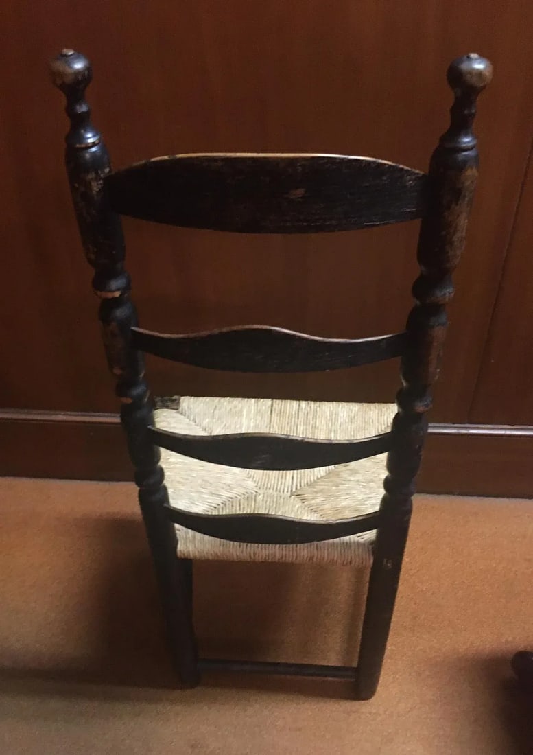 18th Century American Curved Ladder Back Oak Chair With Rush Seat - 3