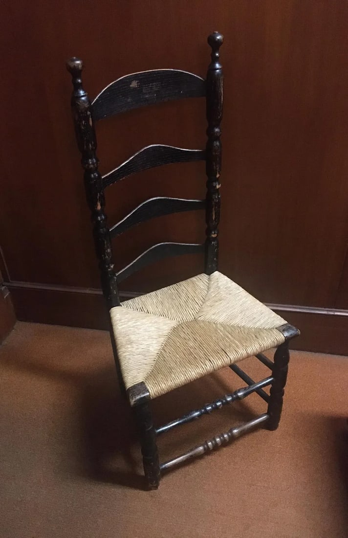 18th Century American Curved Ladder Back Oak Chair With Rush Seat - 4