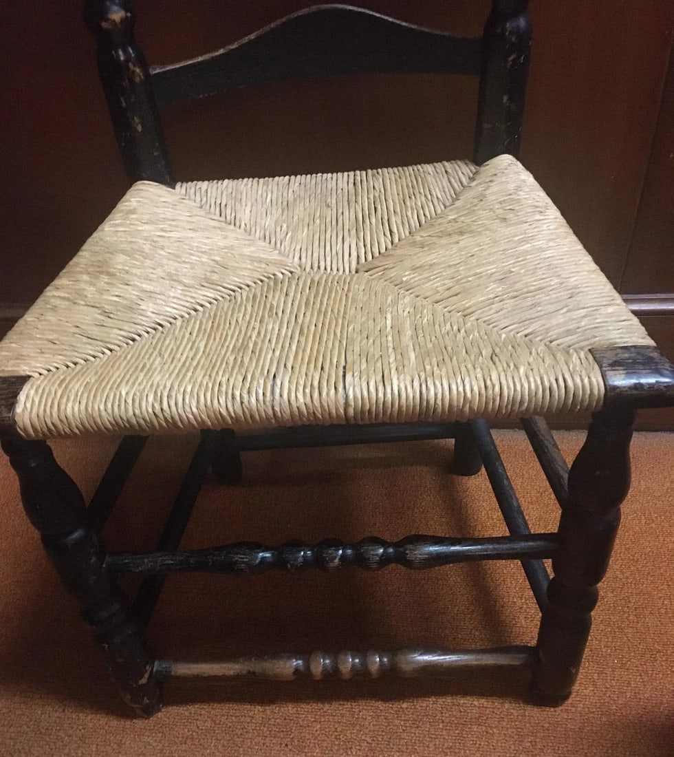 18th Century American Curved Ladder Back Oak Chair With Rush Seat - 6