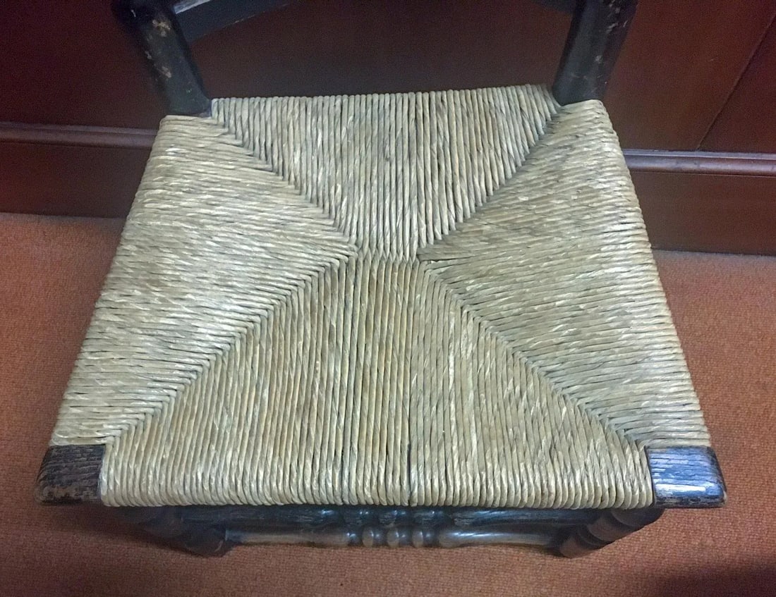 18th Century American Curved Ladder Back Oak Chair With Rush Seat - 7