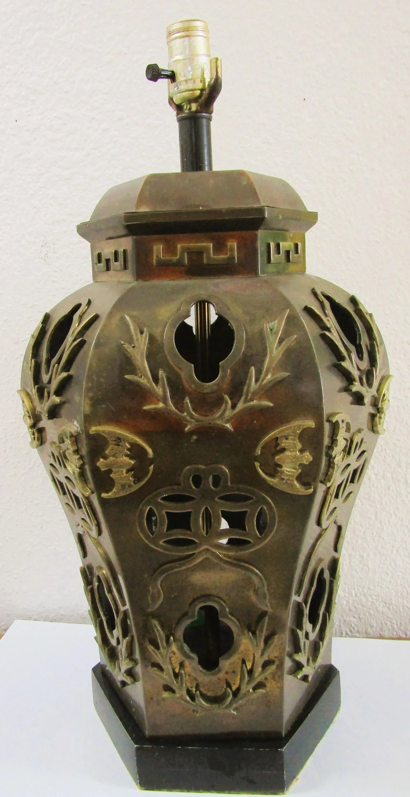 1950s Hollywood Regency Morris Greenspan Pierced Brass Chinoiserie Octagon Table Lamp - 2