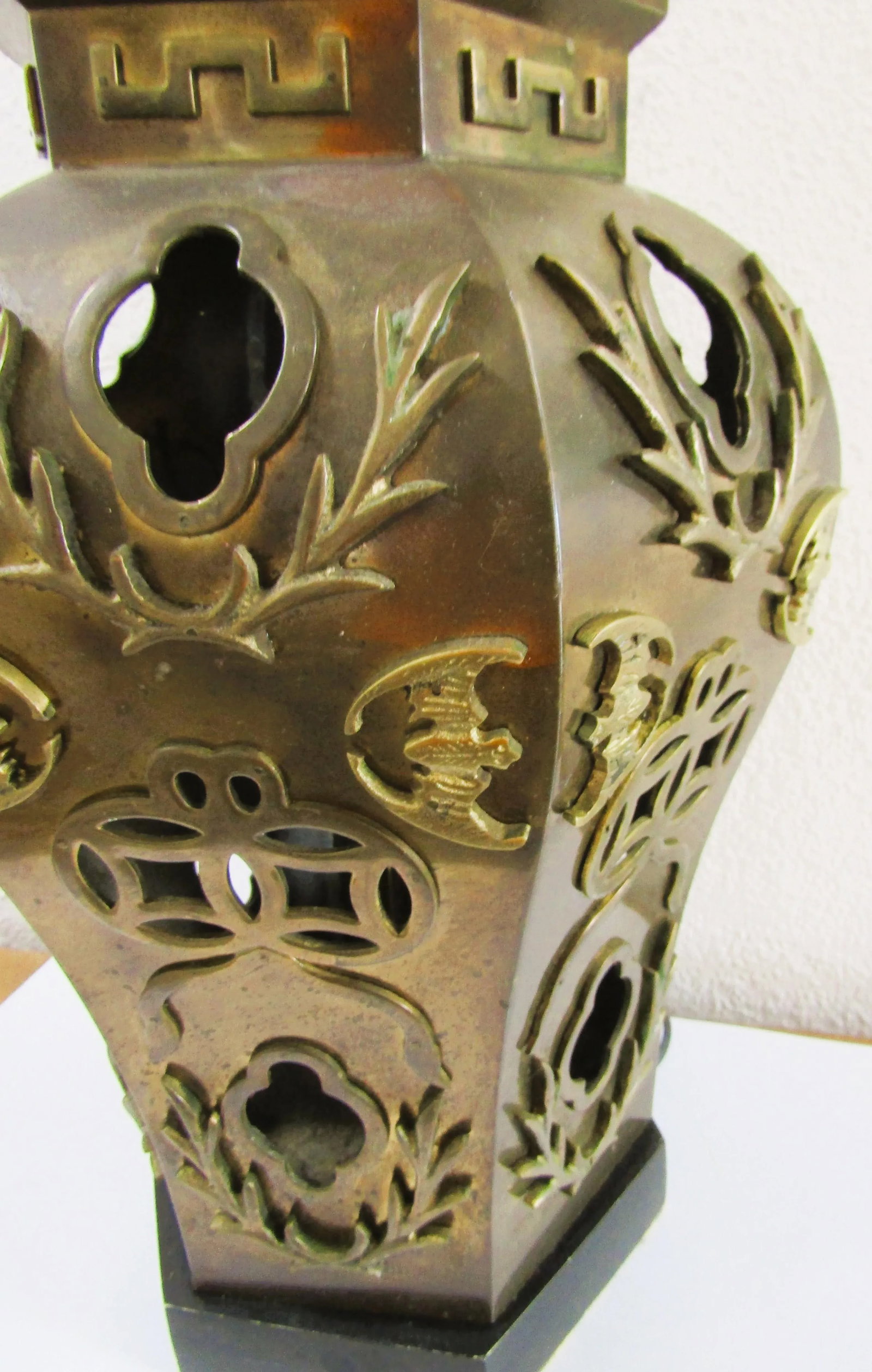 1950s Hollywood Regency Morris Greenspan Pierced Brass Chinoiserie Octagon Table Lamp - 3
