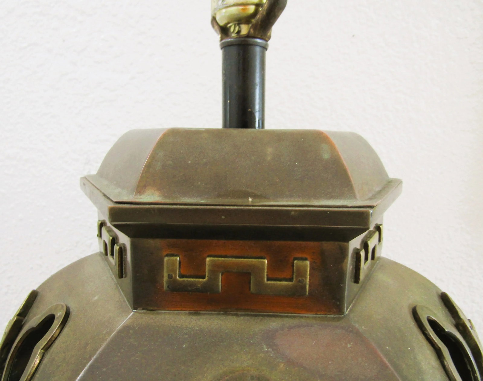1950s Hollywood Regency Morris Greenspan Pierced Brass Chinoiserie Octagon Table Lamp - 4