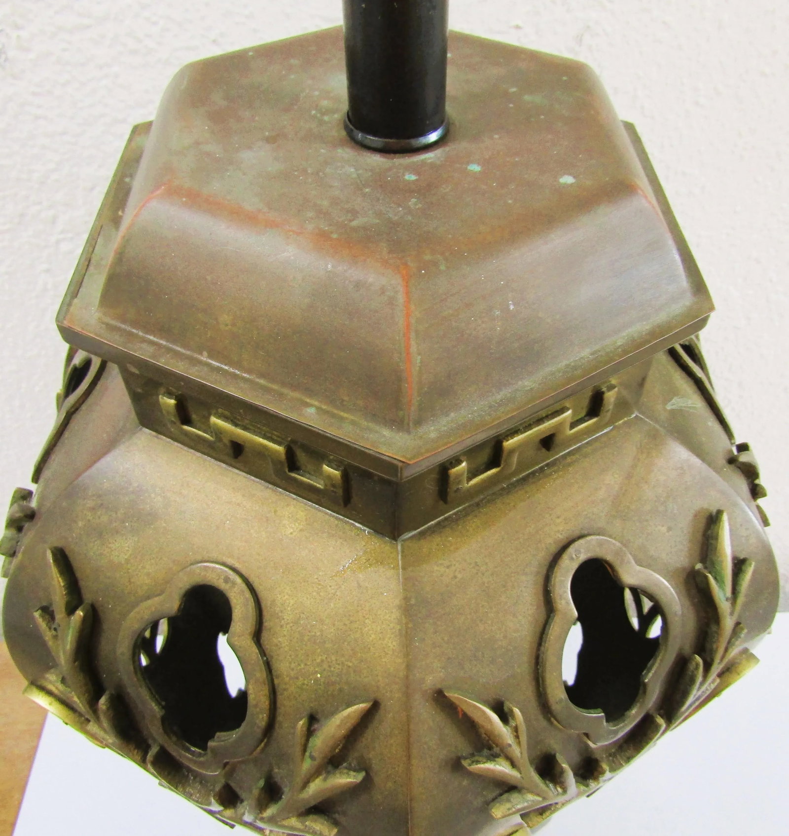 1950s Hollywood Regency Morris Greenspan Pierced Brass Chinoiserie Octagon Table Lamp - 5