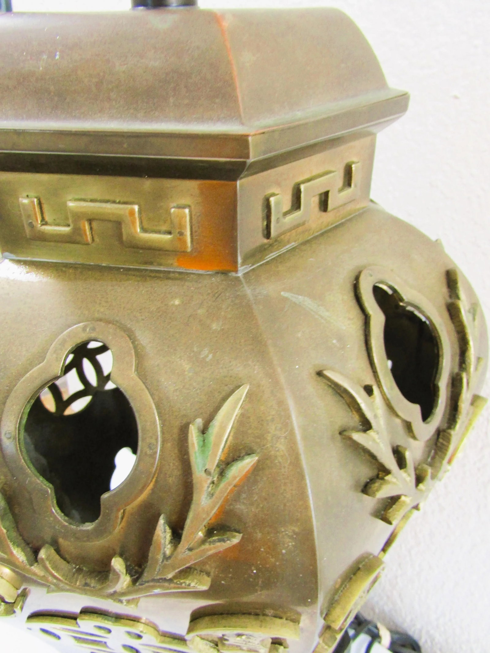 1950s Hollywood Regency Morris Greenspan Pierced Brass Chinoiserie Octagon Table Lamp - 6