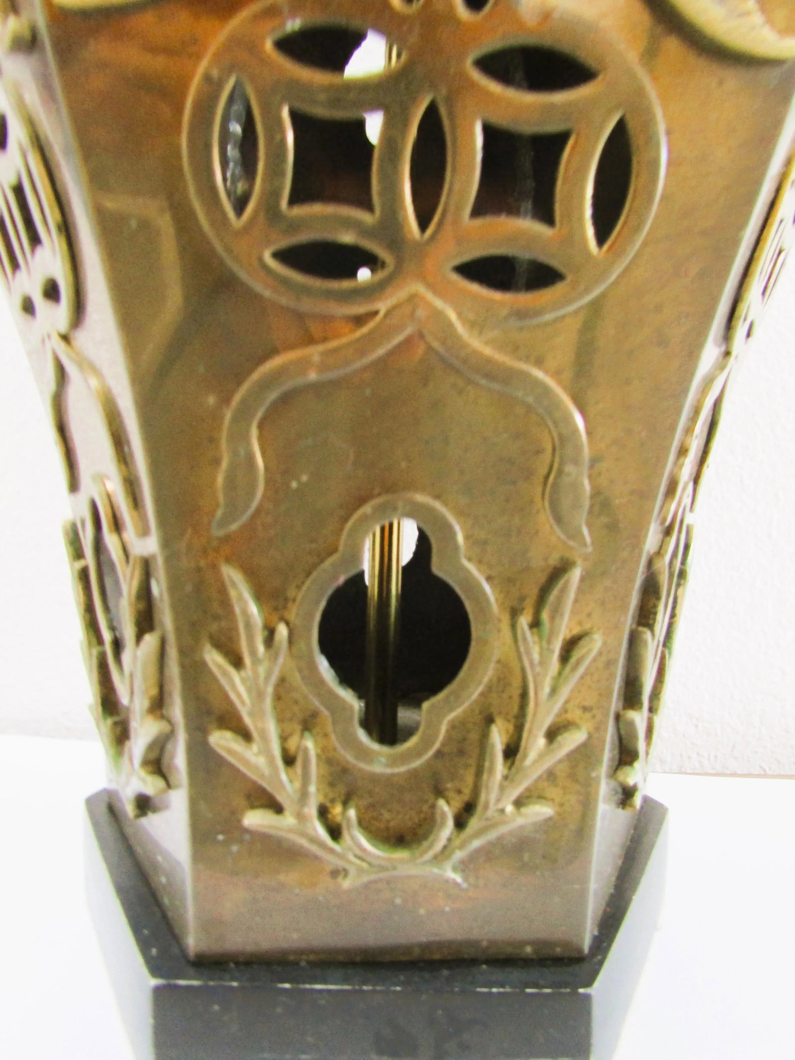 1950s Hollywood Regency Morris Greenspan Pierced Brass Chinoiserie Octagon Table Lamp - 8