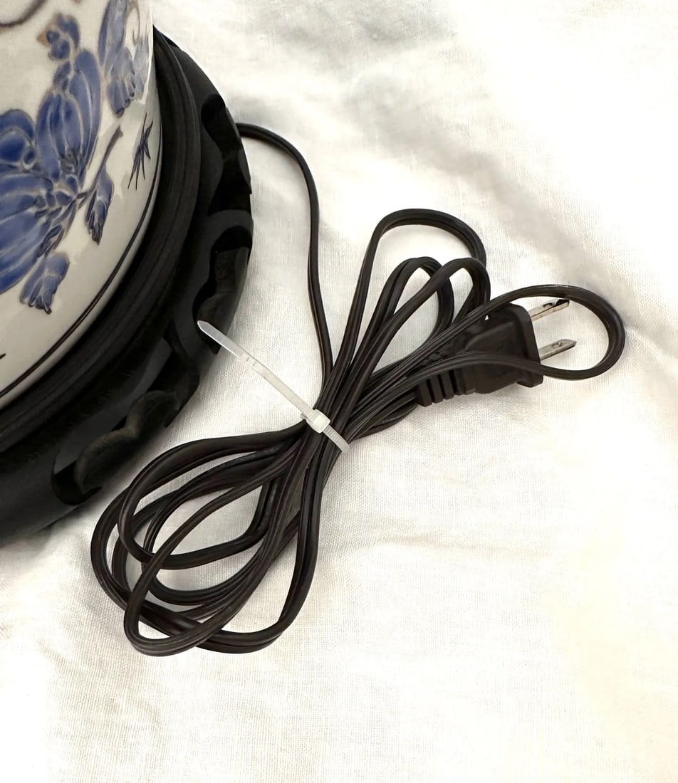 Vintage Chinoiserie Blue & White Vase Table Lamp - 9