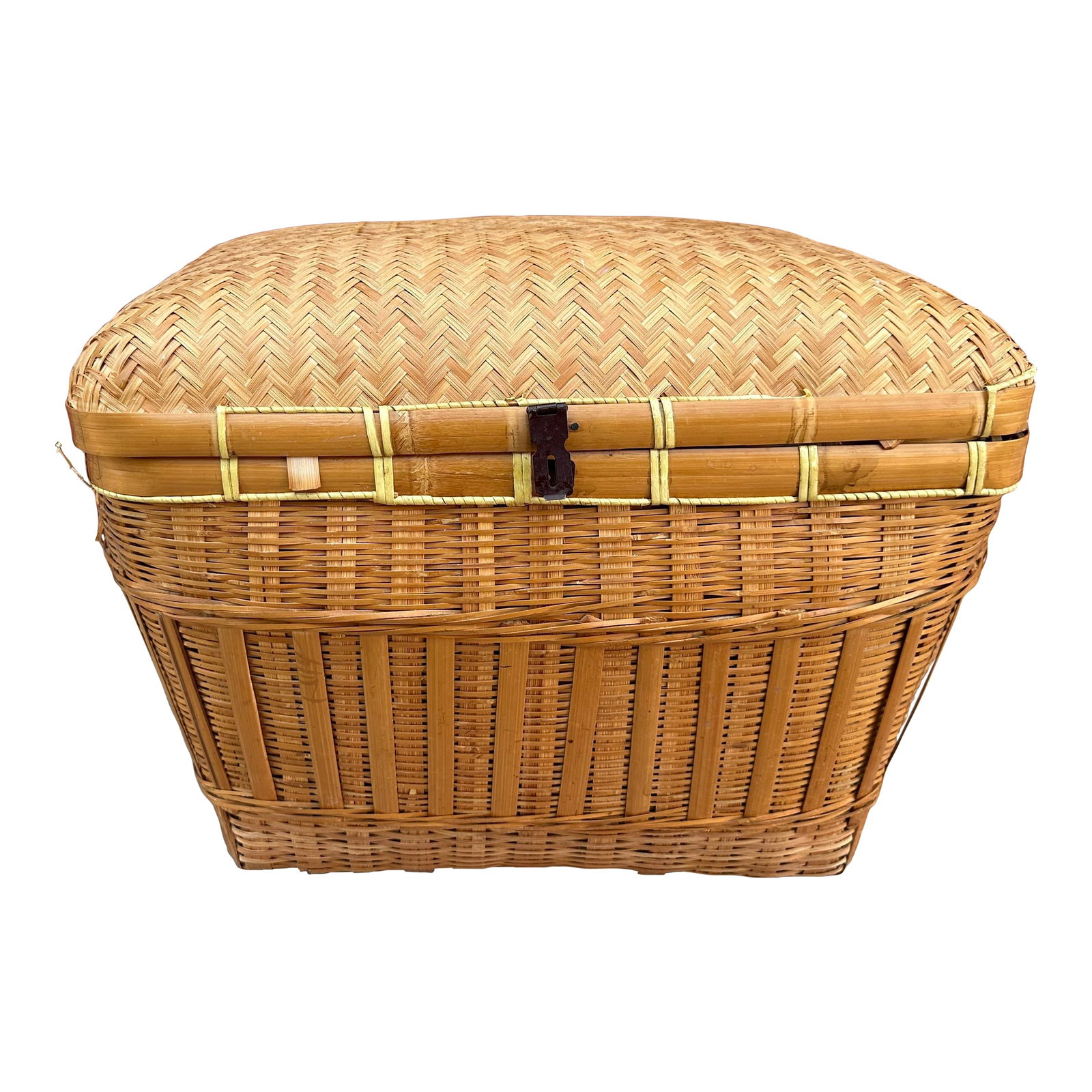 Vintage Chinese Split Bamboo Herringbone Weave Storage Trunk/Basket: Vintage Chinese Split Bamboo Herringbone Weave Storage Trunk Basket. Great for storing yarn or light weight items, or just use for decoration. 17in h x 23in w x 16.5in d 20in w x 13in d x 14.5in h (in