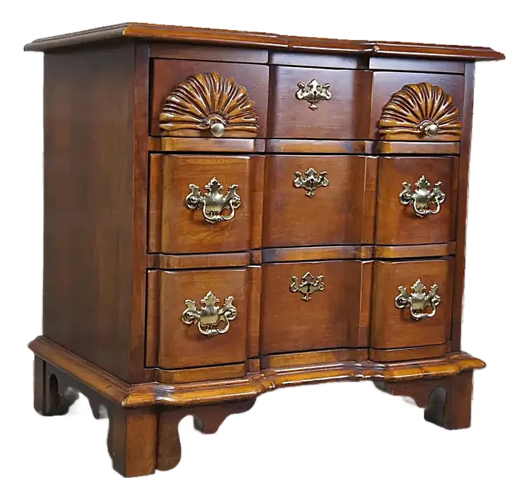 1980s Lexington Furniture Vintage Cherry Wood Goddard Block Front Chest of Drawers Nightstand or Sid: Lexington Furniture Vintage Cherry Wood Goddard Block Front Chest of Drawers Nightstand Or Side Table - 1980s Condition: Alterations: Original Condition Unaltered Imperfections: Some Imperfections Con