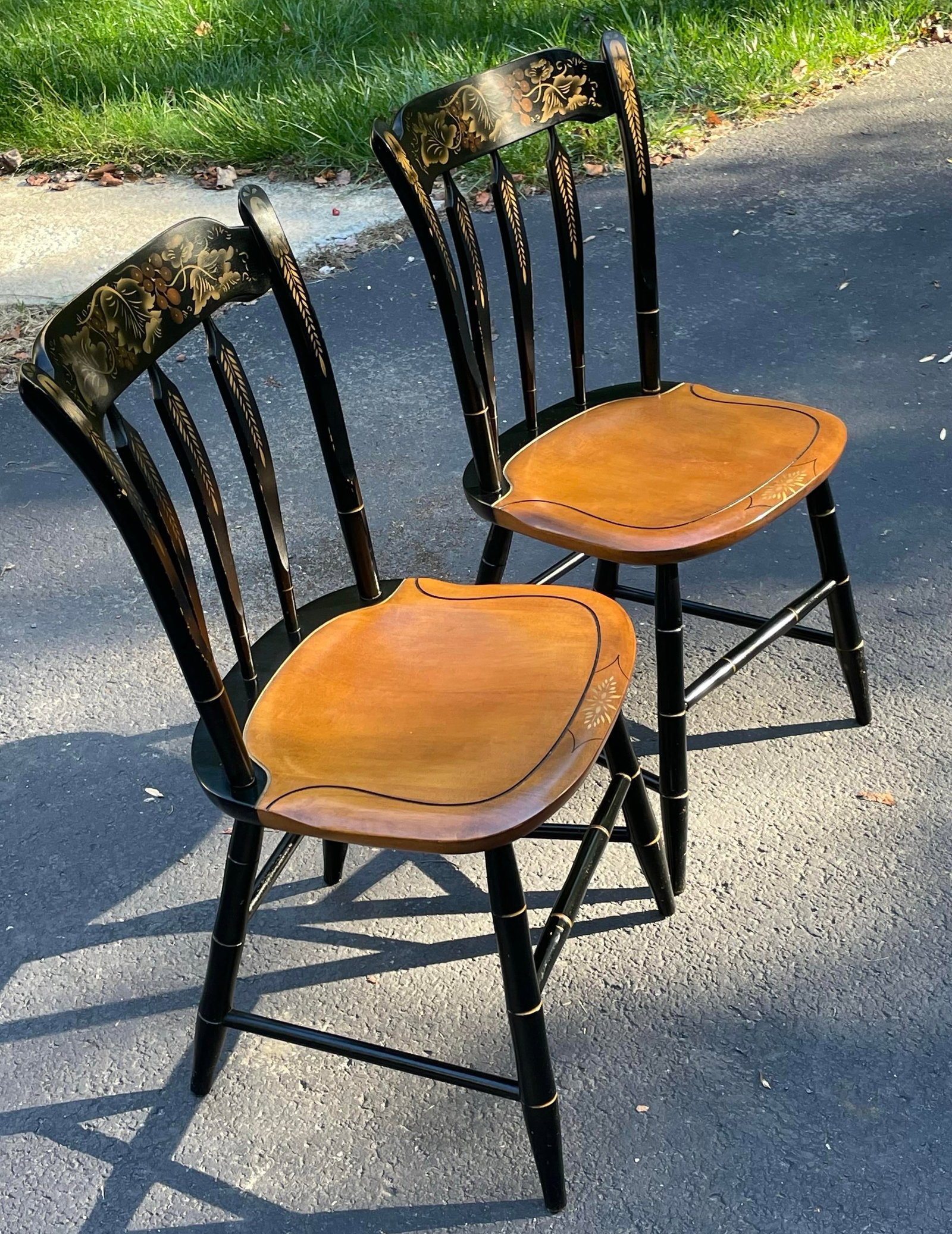 Mid 20th Century Hitchcock Ebonized Arrow Back Windsor Style Dide Chair - 3