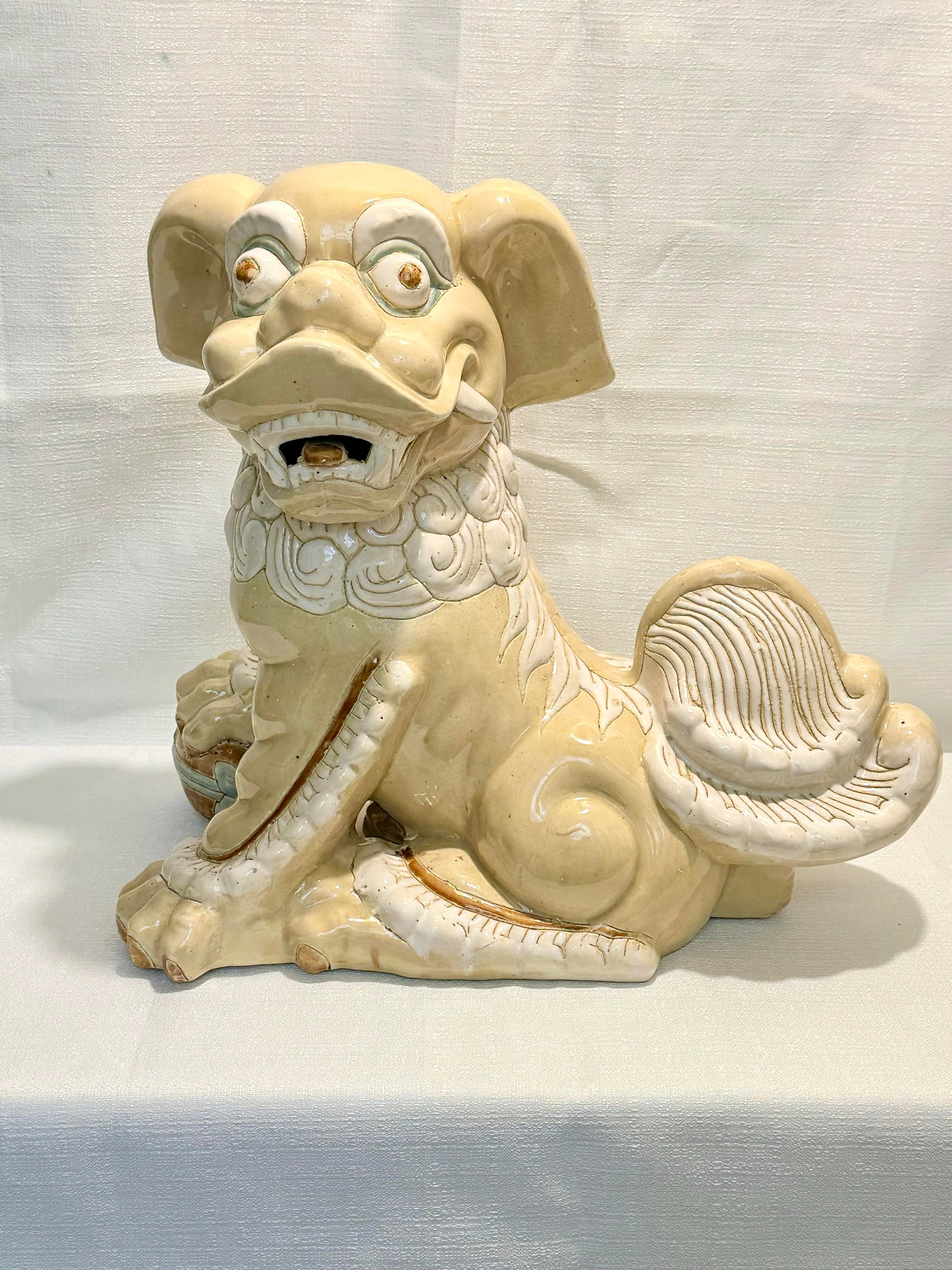 Monumental Circa 1980s Cream & White Ceramic Foo Dog Statue (18" Wide) - Mottahedeh Style - 2