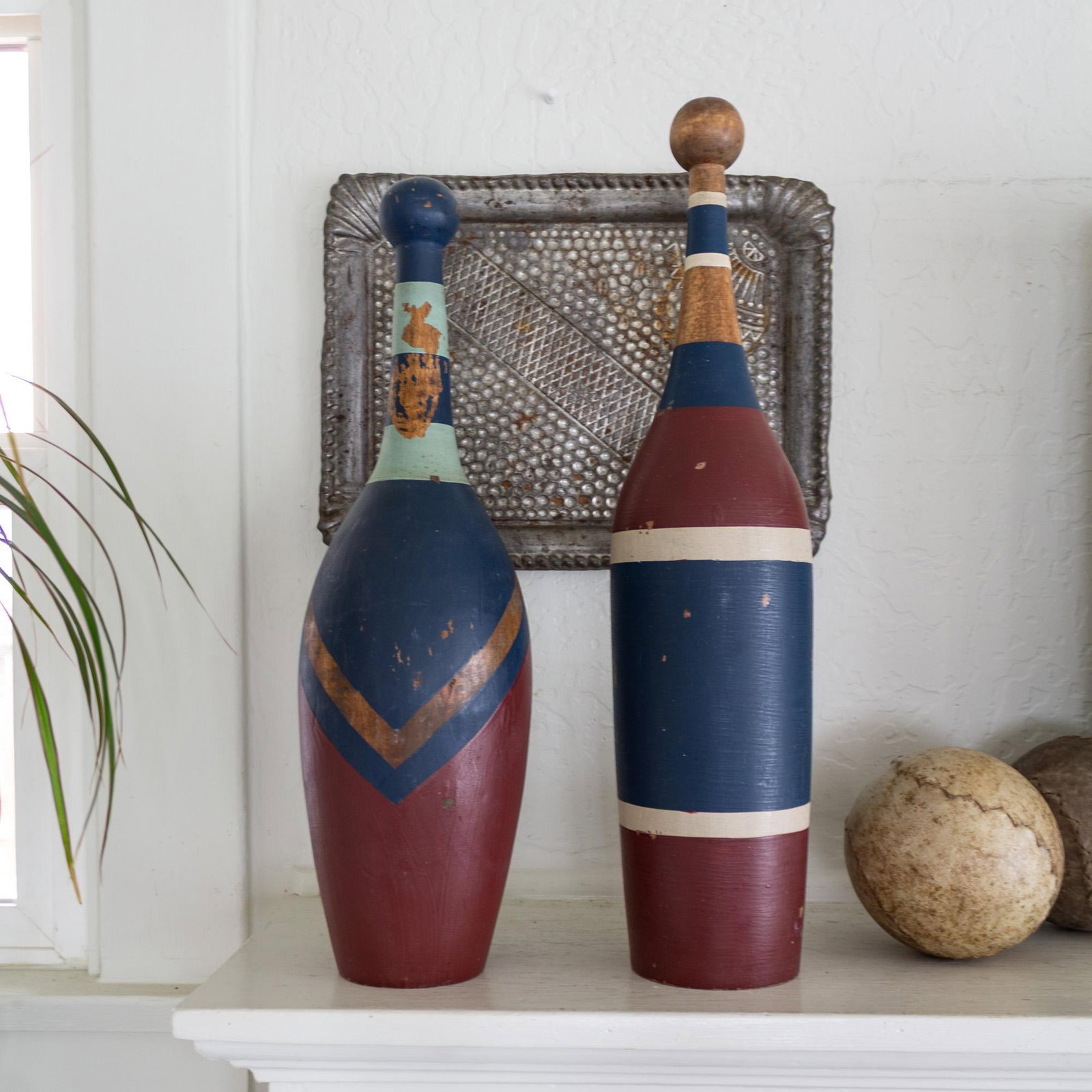 Pair of Early 20th Century Painted Circus Juggling Pins or Indian Clubs - 7
