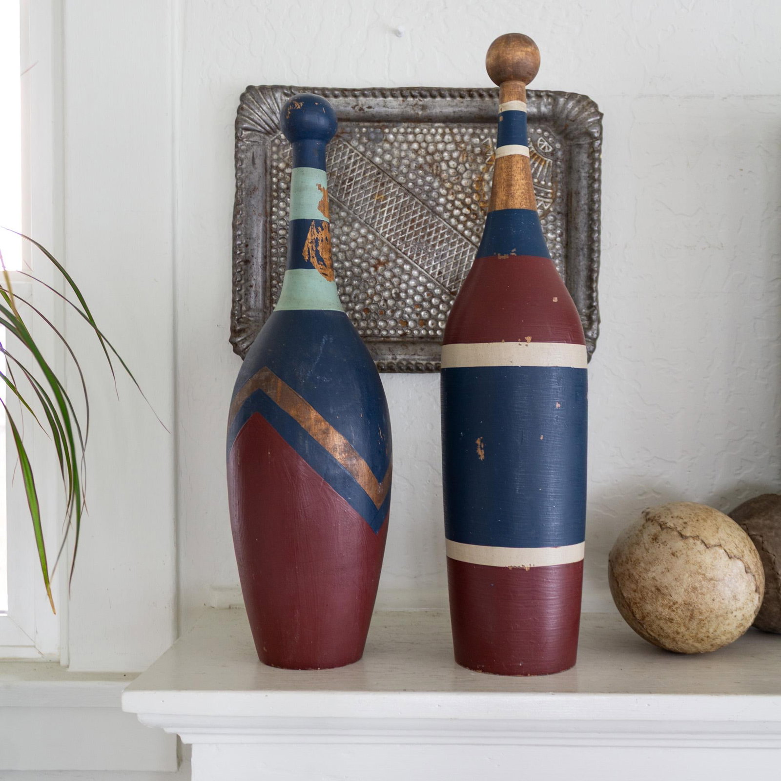 Pair of Early 20th Century Painted Circus Juggling Pins or Indian Clubs - 8