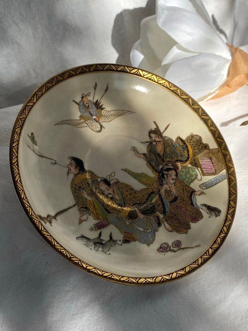 Japanese Satsuma-Style Plate With Four Figures & Gilt Decoration - 2