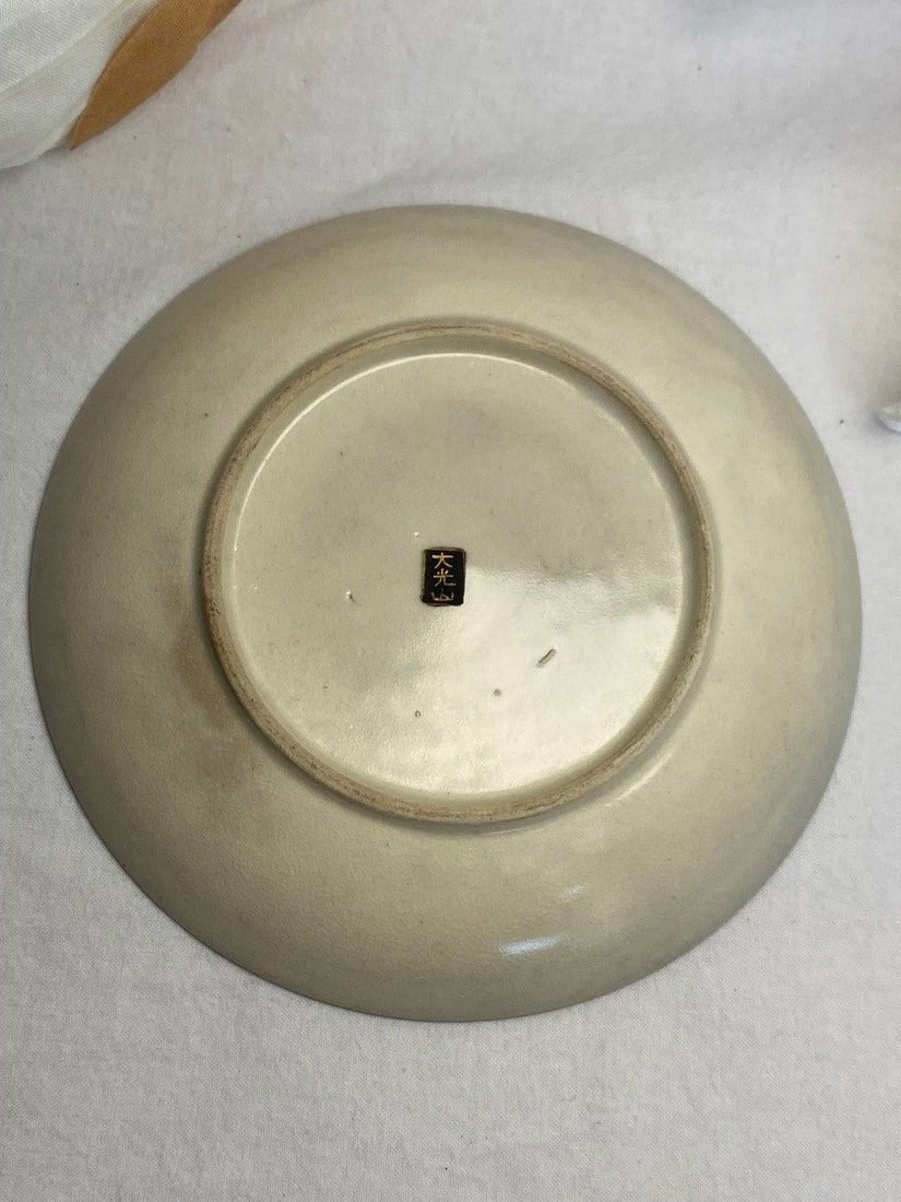 Japanese Satsuma-Style Plate With Four Figures & Gilt Decoration - 8